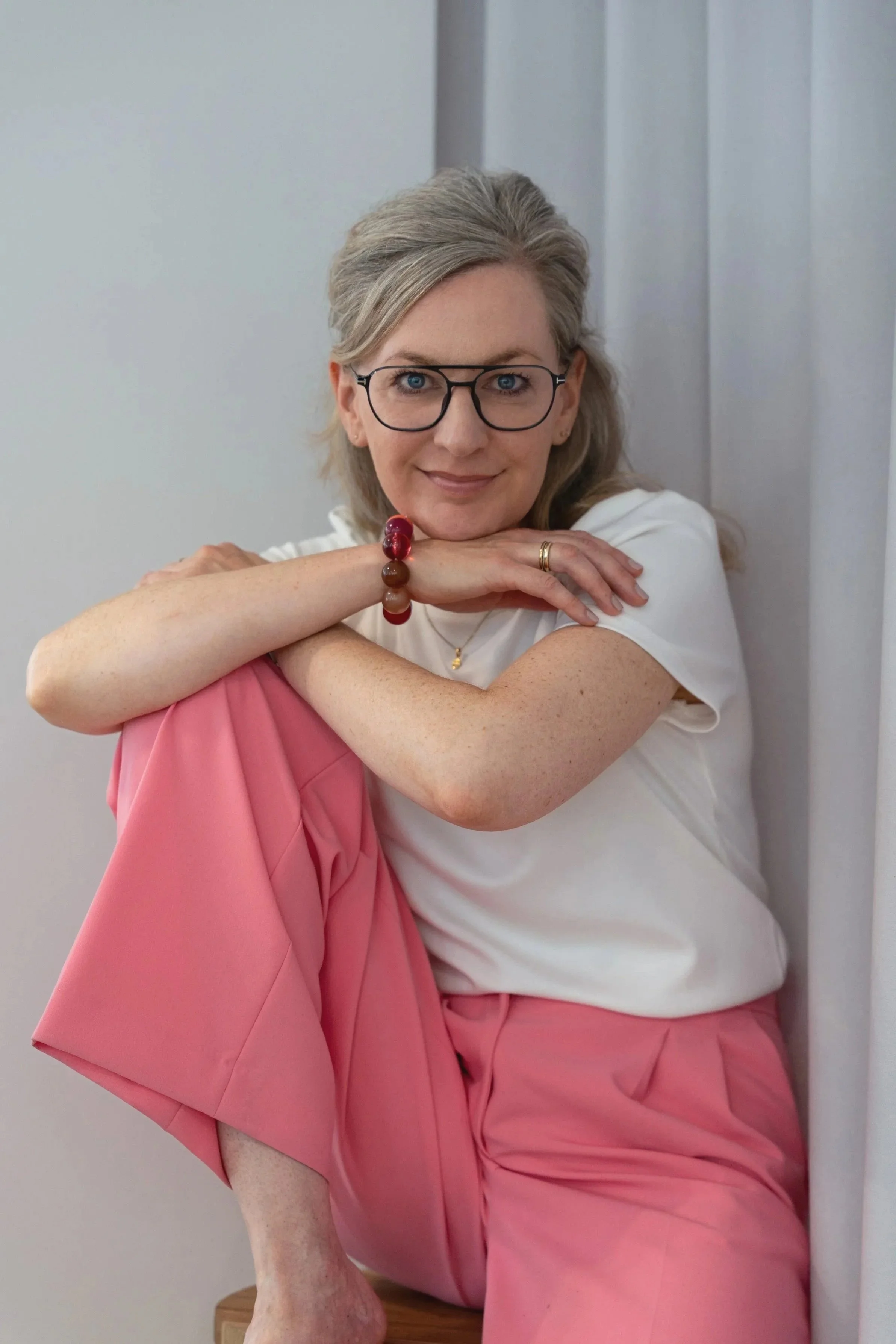 Isabel Treede im Studio sitzend