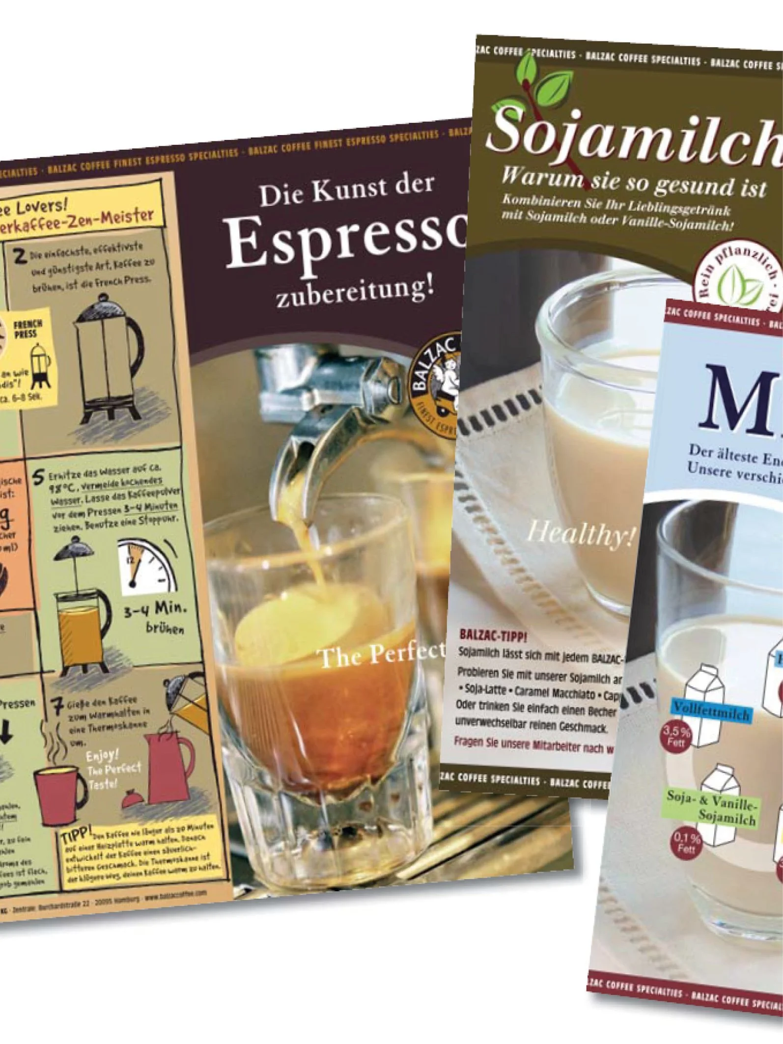 Mehrere Kaffee- und Produktflyer, die verschiedene Kaffeesorten, Zubereitungsarten und Zutaten wie Sojamilch und Vanille vorstellen, mit Texten in Deutsch und deutschen Illustrationen.