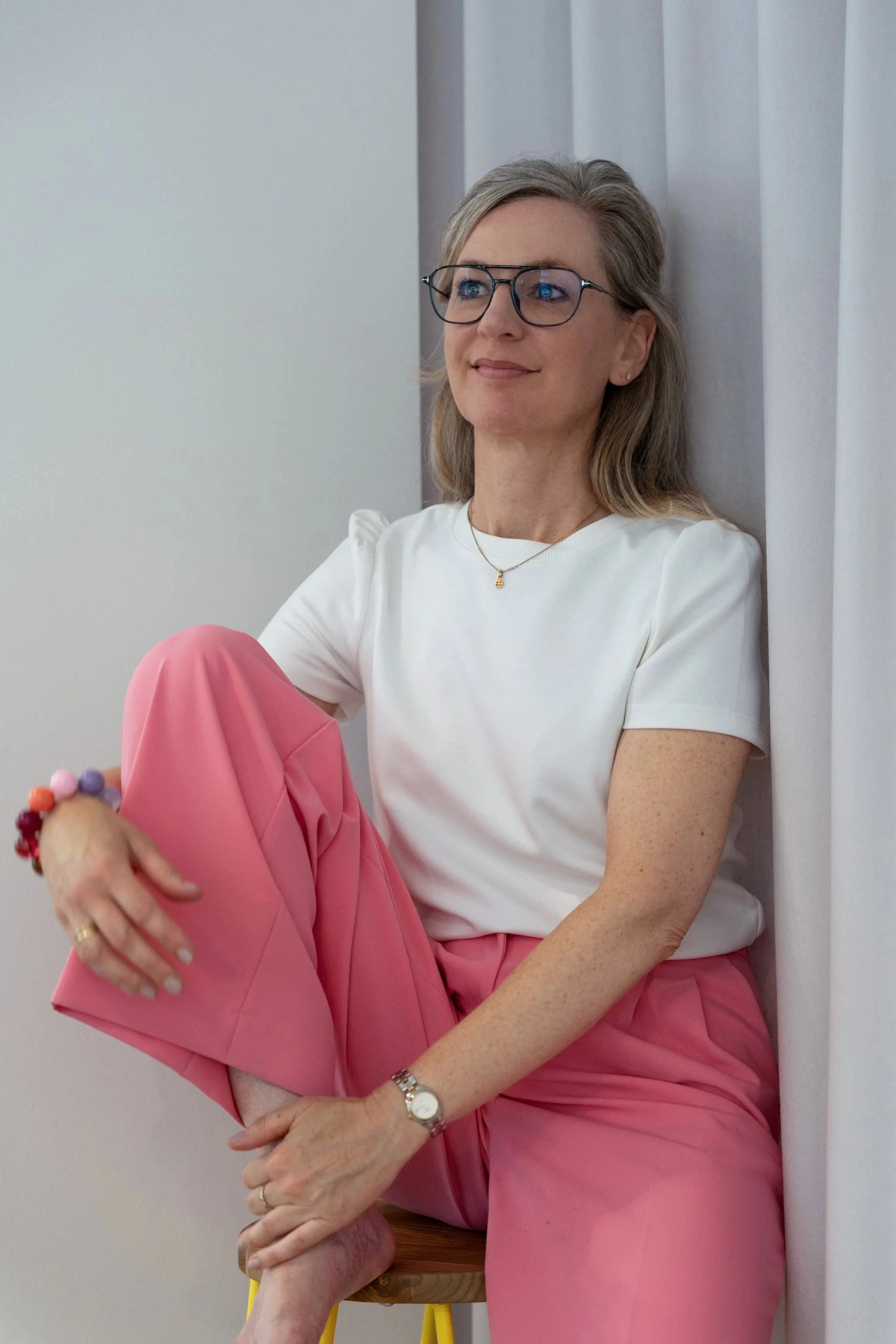 Isabel Treede im Studio sitzend
