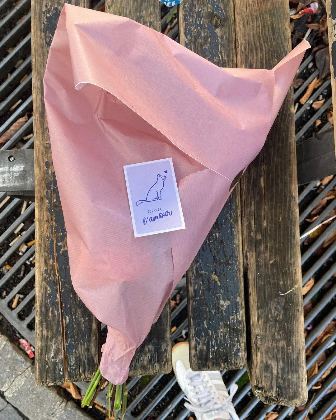 td treedesign STUDIO Blumenstrauß in rosa Papier verpackt 