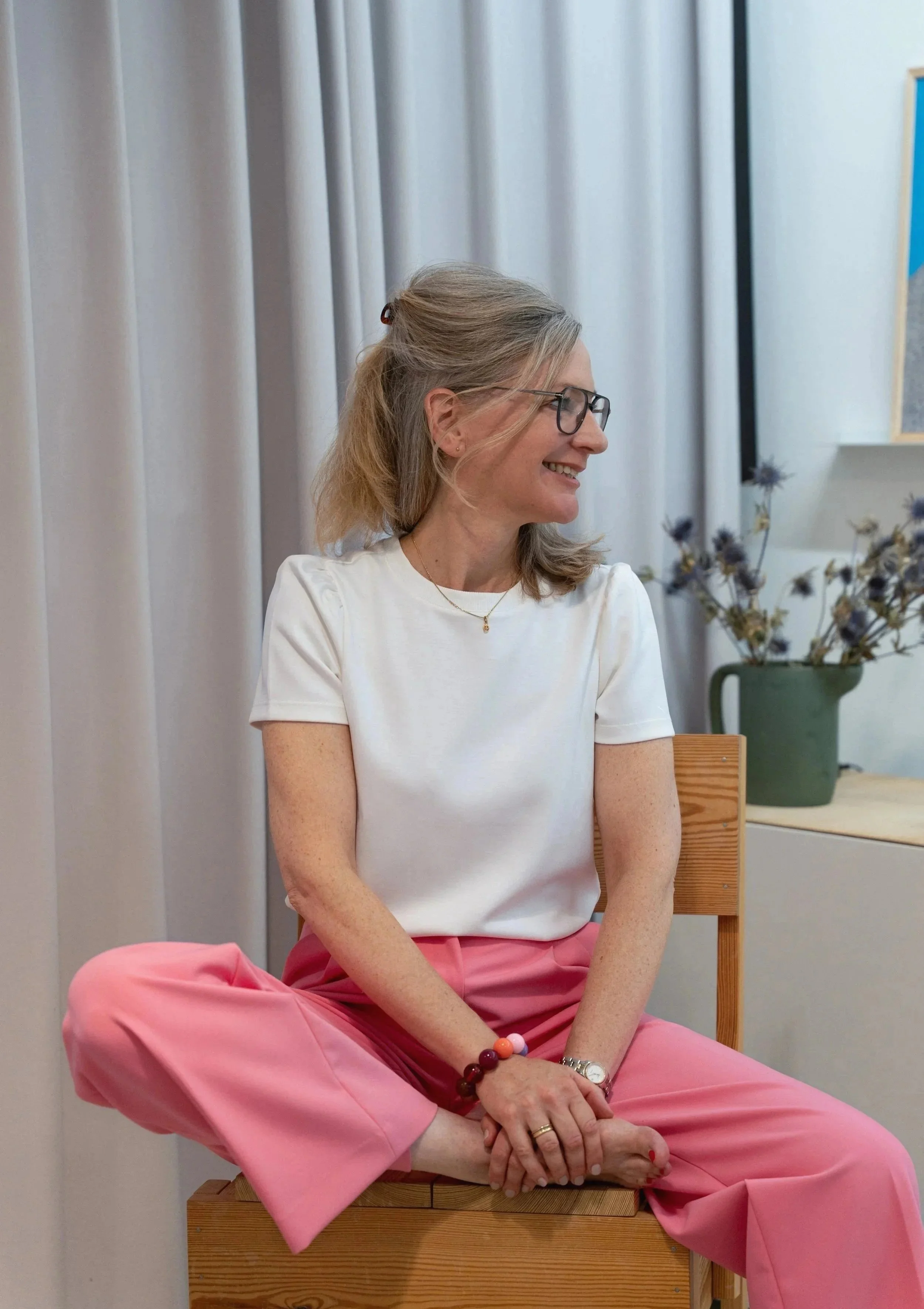 Isabel Treede im Studio sitzend