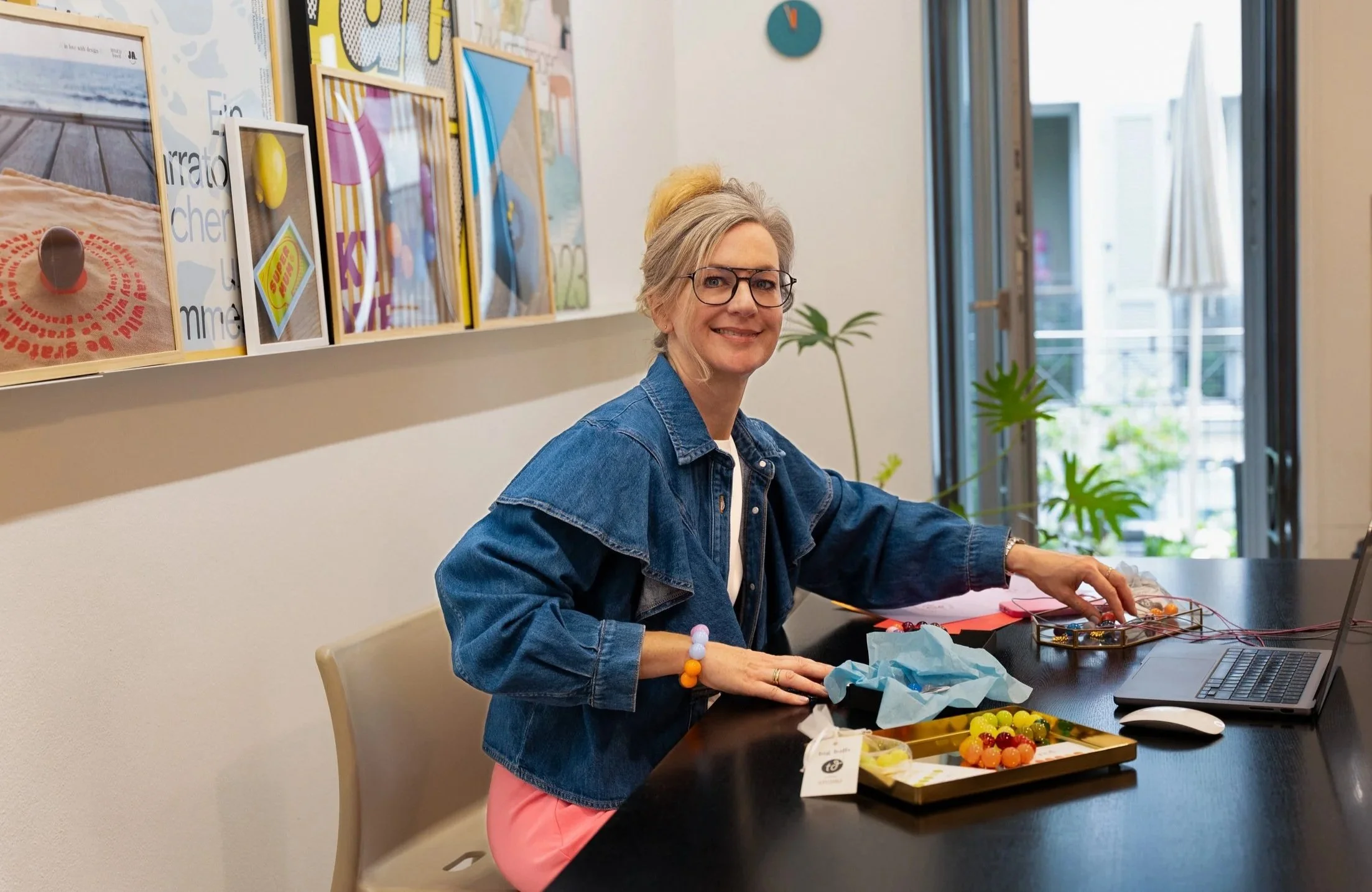 Isabel Treede im Studio beim Grafikdesign