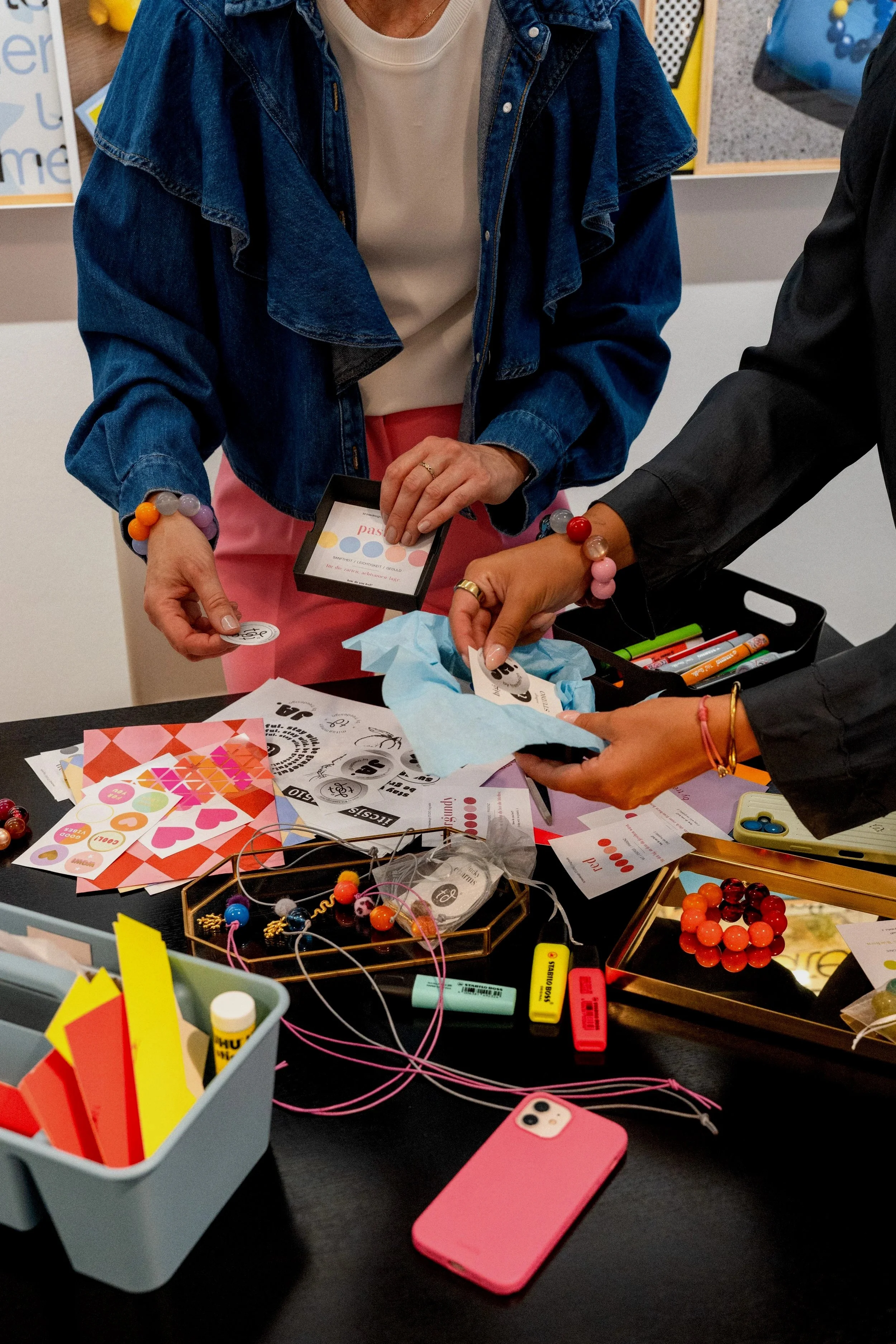 Teilnehmerinnen beim Schmuck-Workshop von td treedesign STUDIO