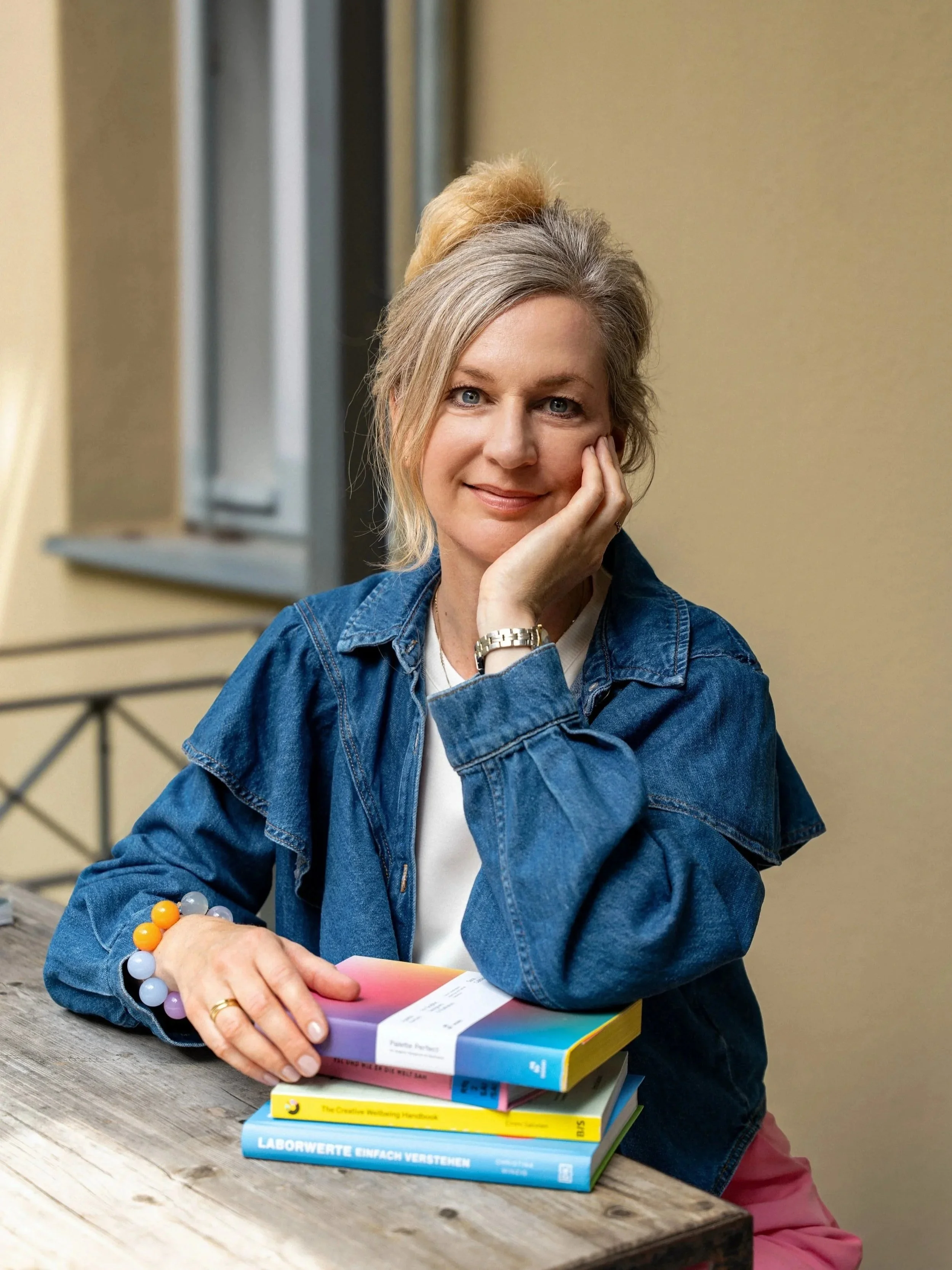 Isabel Treede im Studio draußen sitzend