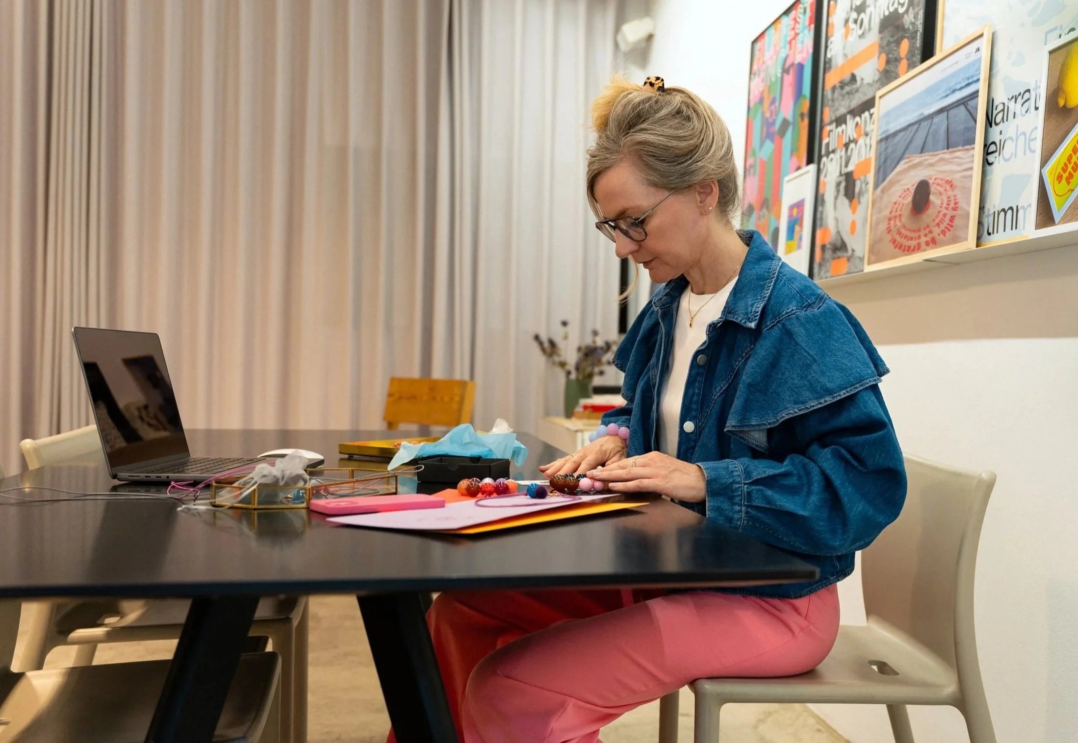 Isabel Treede im Studio am arbeiten an td treedesign STUDIO