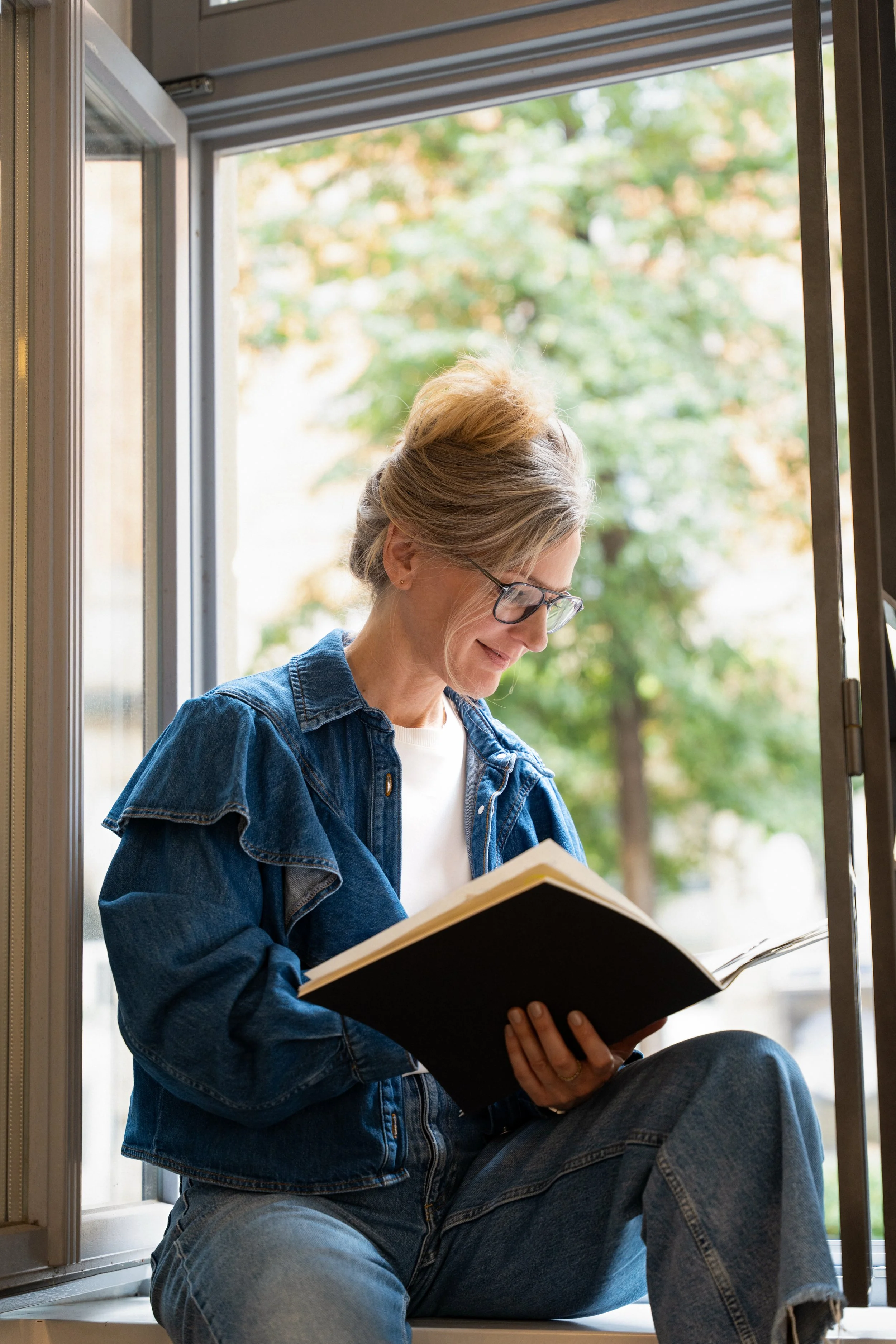 Isabel Treede im Studio sitzend am Fenster