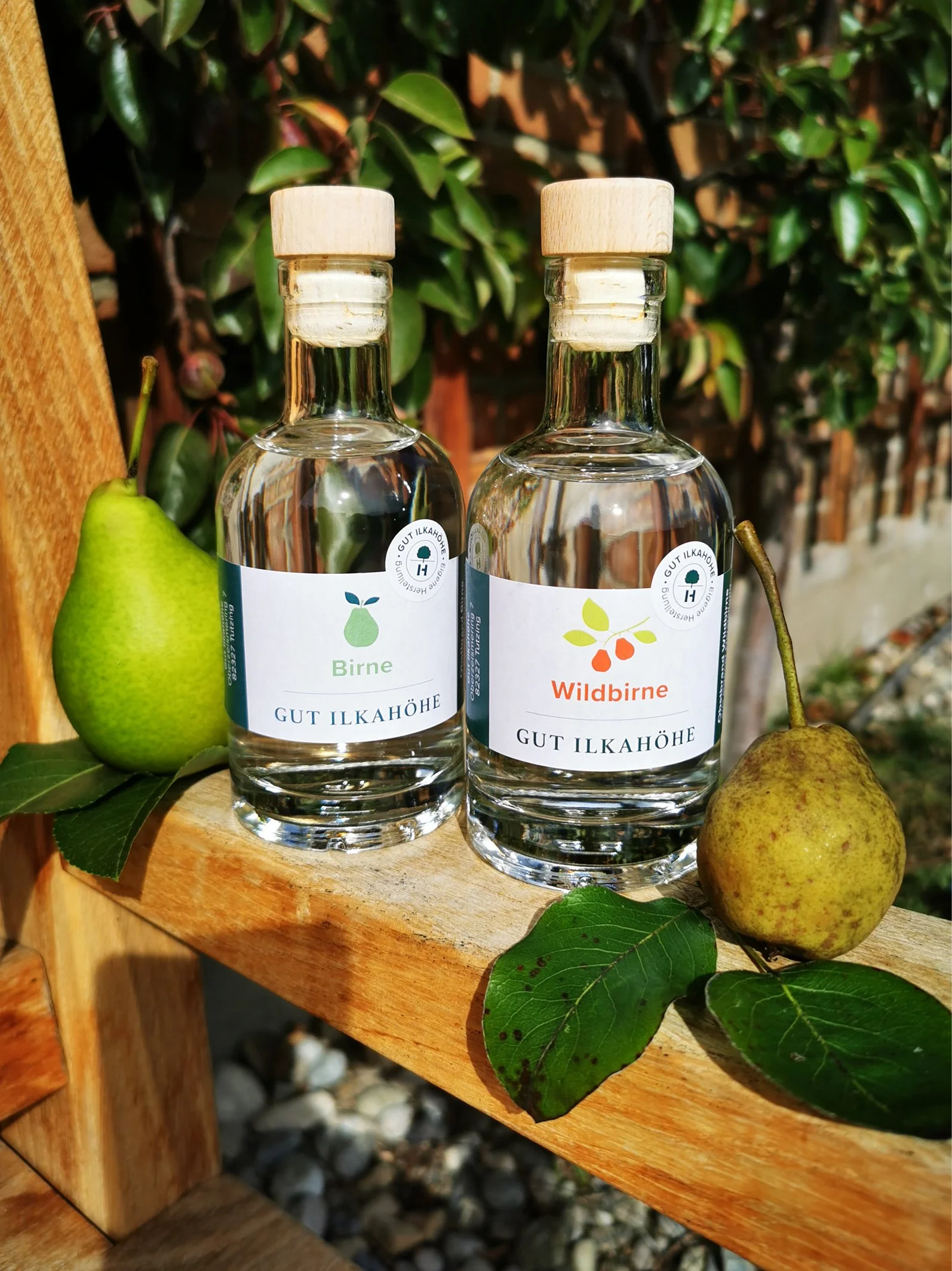 Gut Ilkahöhe und zwei Flaschen die Birne- und Wildbirne-Aromen zeigen