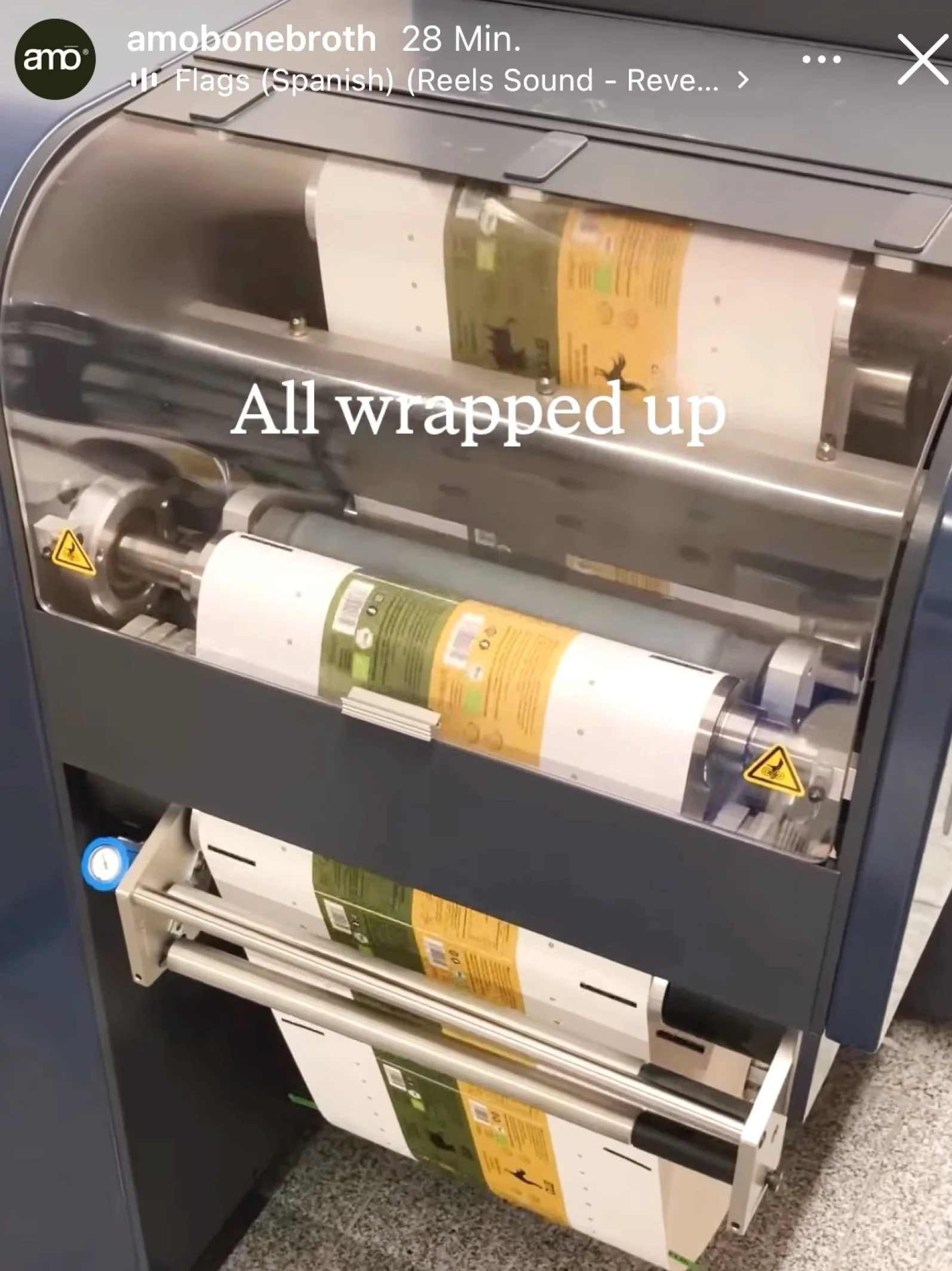 Ein Farbdrucker, der bedruckte Papierrollen ausgibt, die andersfarbiges Papier enthalten, auf denen in Deutsch und Englisch Informationen und Warnhinweise gedruckt sind.
