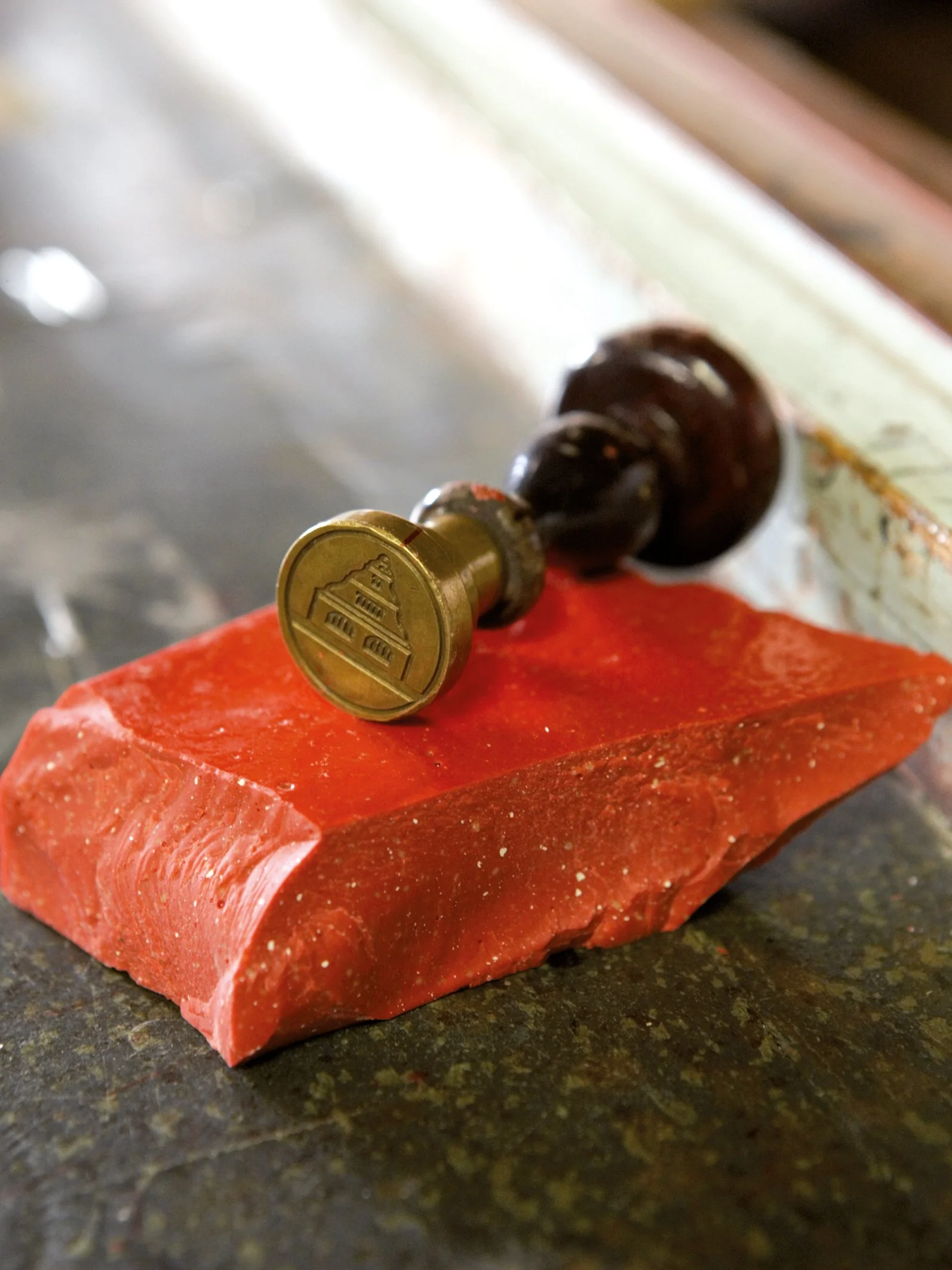 Ein rotes Stück Fleisch mit einem kleinen goldenen Münzstück darauf.