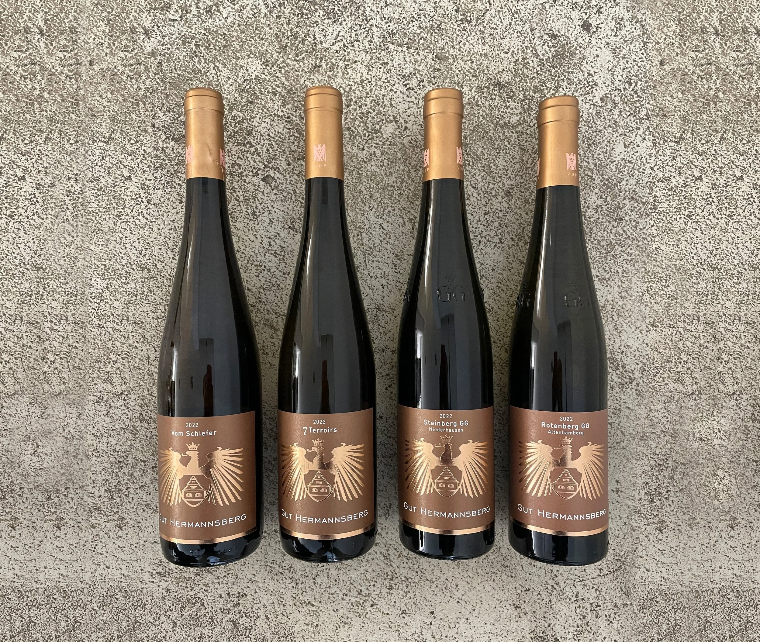 Vier Weinflaschen vom Weingut Gut Hermannsberg
