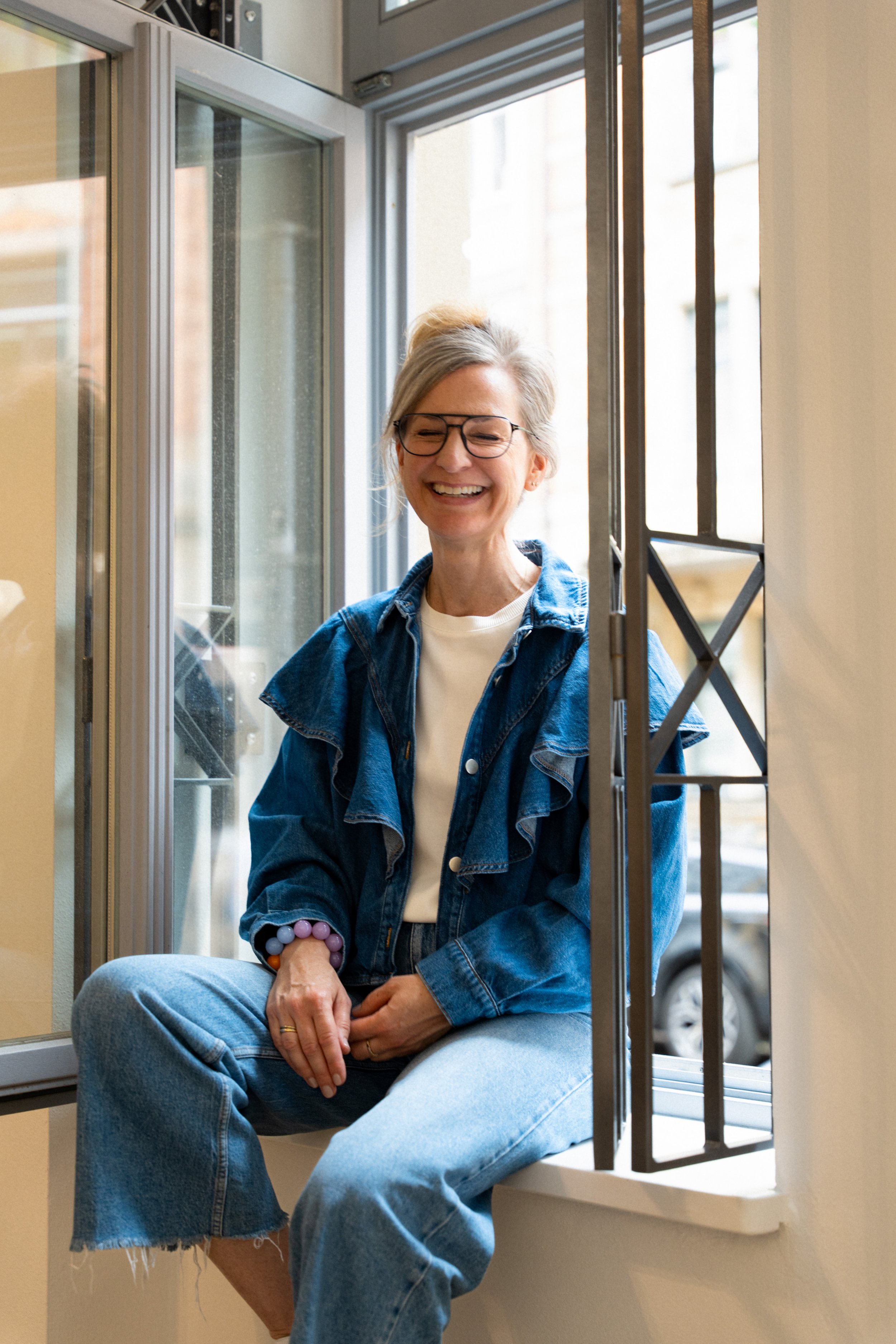 Isabel Treede im Studio am Fenster