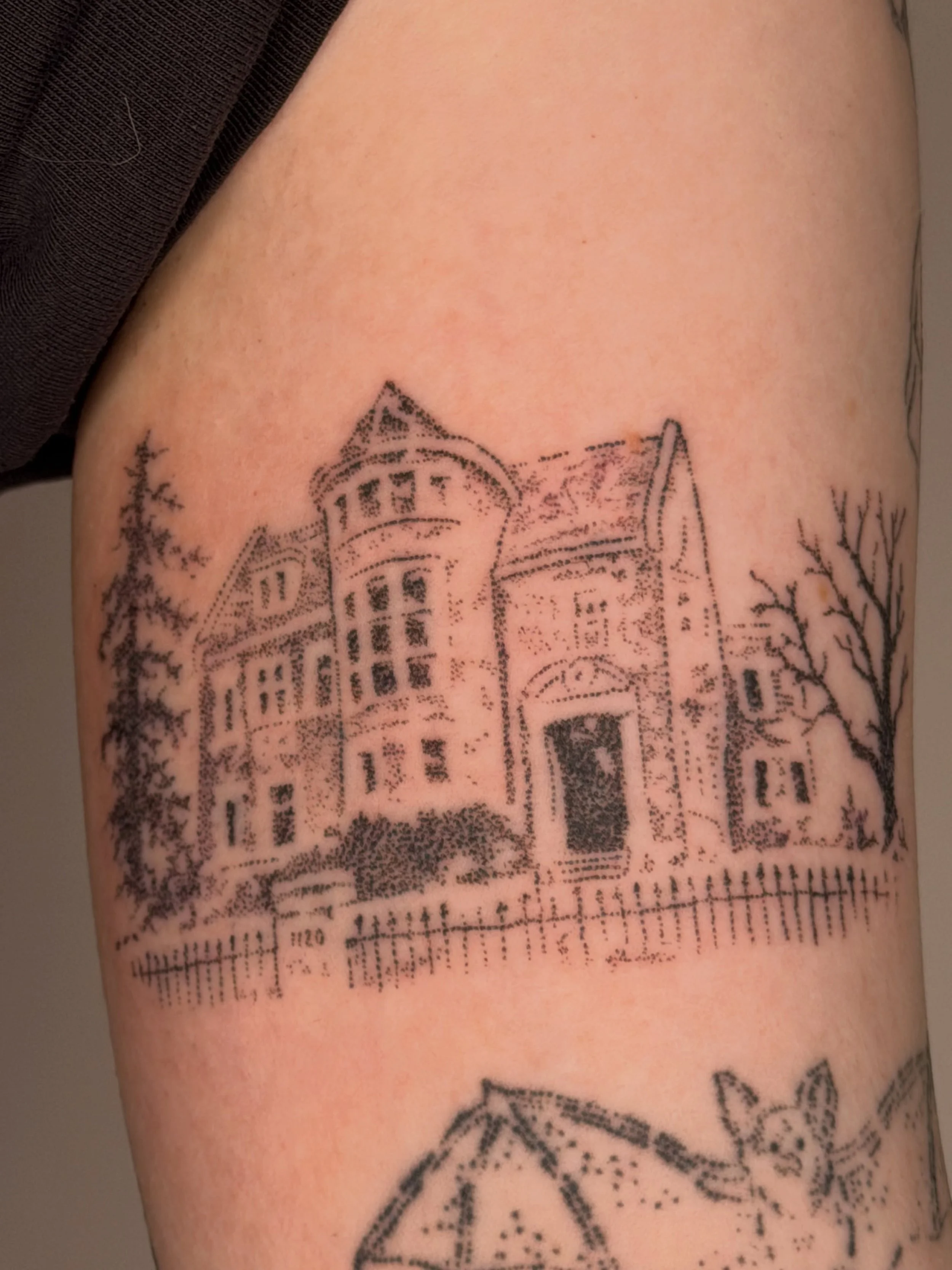 Murder House for baby Hannah!

Hannah tasked me of making a teeny tiny Murder House to memorialise her love of American Horror Story, but a bit spookified as its spooky season! 

I&rsquo;ve been tattooing Hannah since her 18th birthday (she&rsquo;s 2