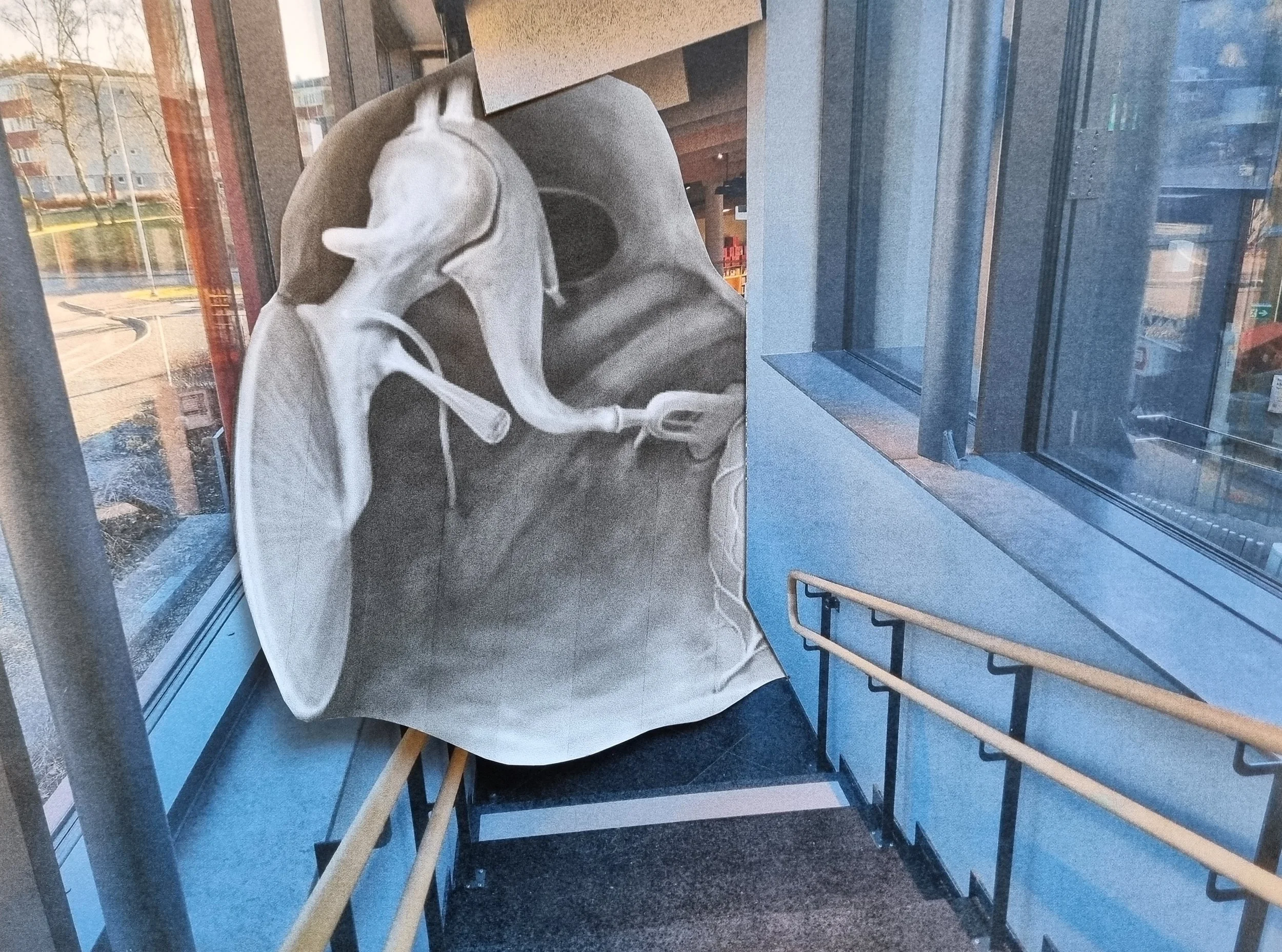 Collage of an anatomical drawing of the sensitive inner ear inserted into the corridor of Kulturhuset Bergsjön.