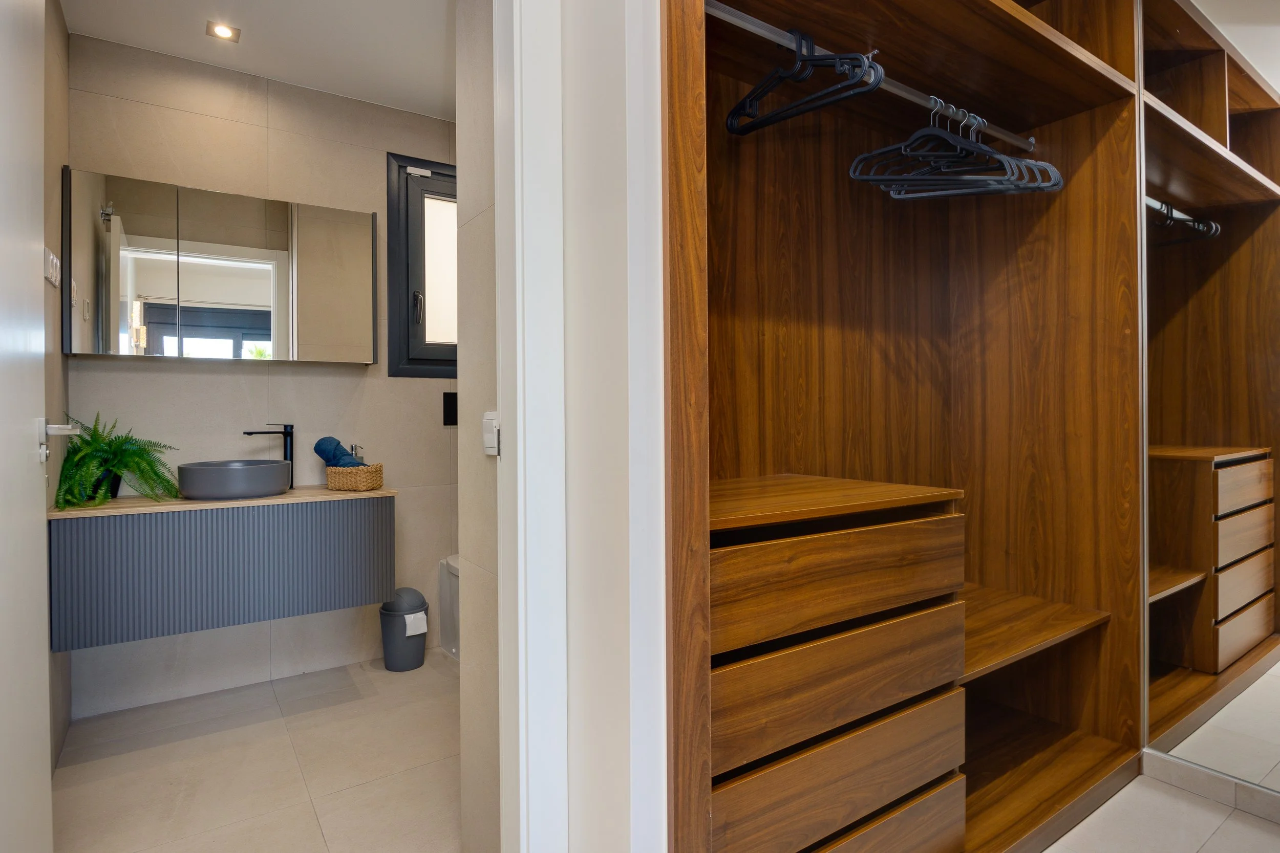 Walk-in wardrobe and en-suite