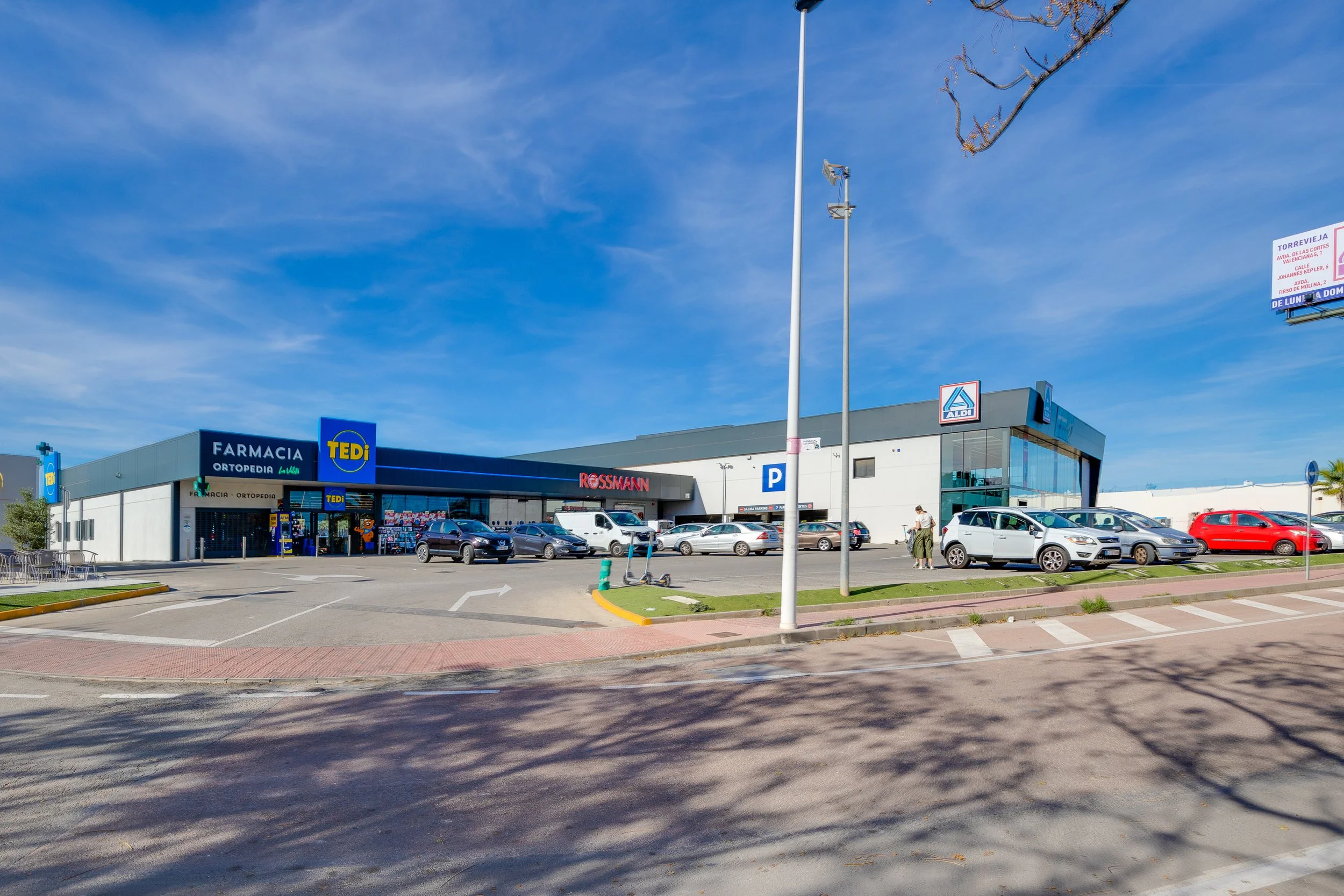 Shops, supermarkets and everyday essentials are all within easy 2 minute walking distance.