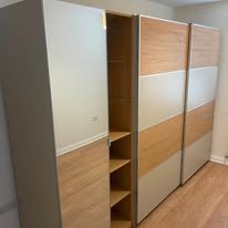 Sliding wardrobe with wood and mirrored doors and open shelves