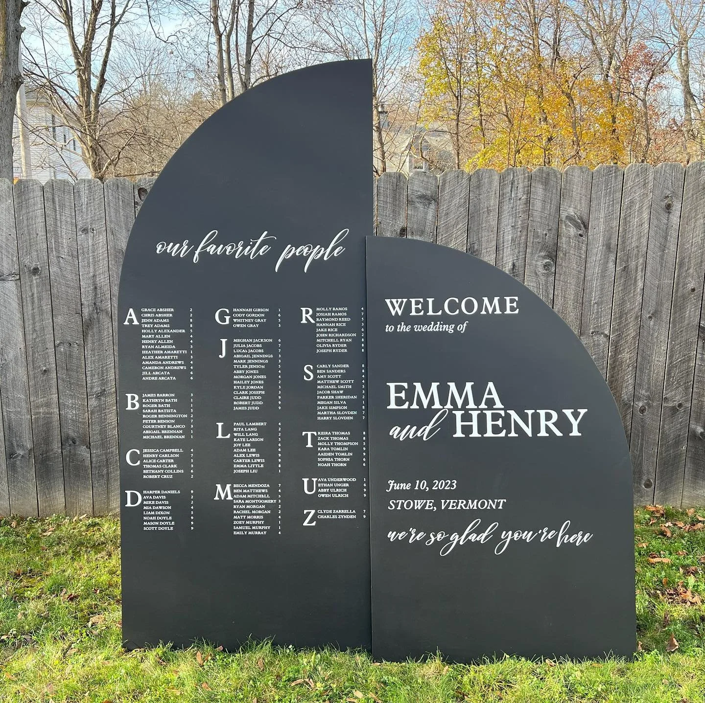 Emma + Henry&rsquo;s favorite people / welcome board on our semi arch. The perfect format to welcome guests &amp; show them where their seat awaits. 

Standard design is white on black, but custom designs &amp; colors available! DM for inquiries!

#e