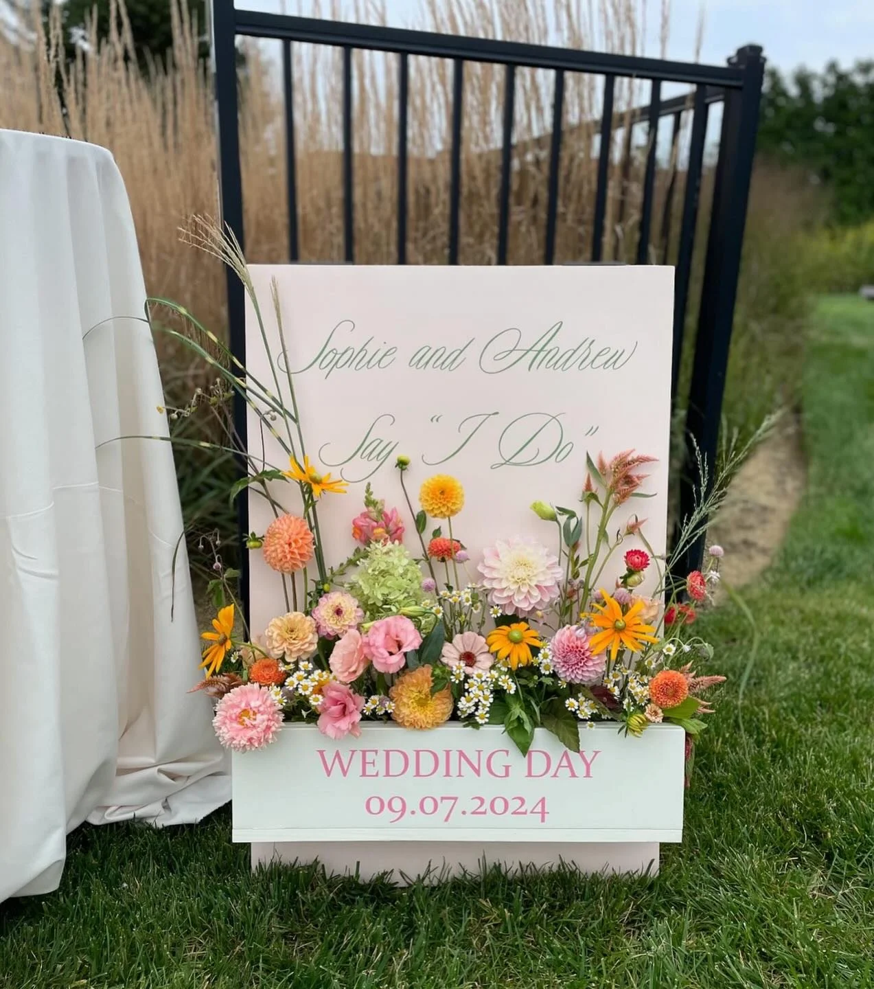 The sweetest little detail 🌸

S+A had this custom flower box created with an interchangeable face, allowing it to transform throughout each part of their three day wedding celebration. A thoughtful detail to compliment every moment of their weekend 