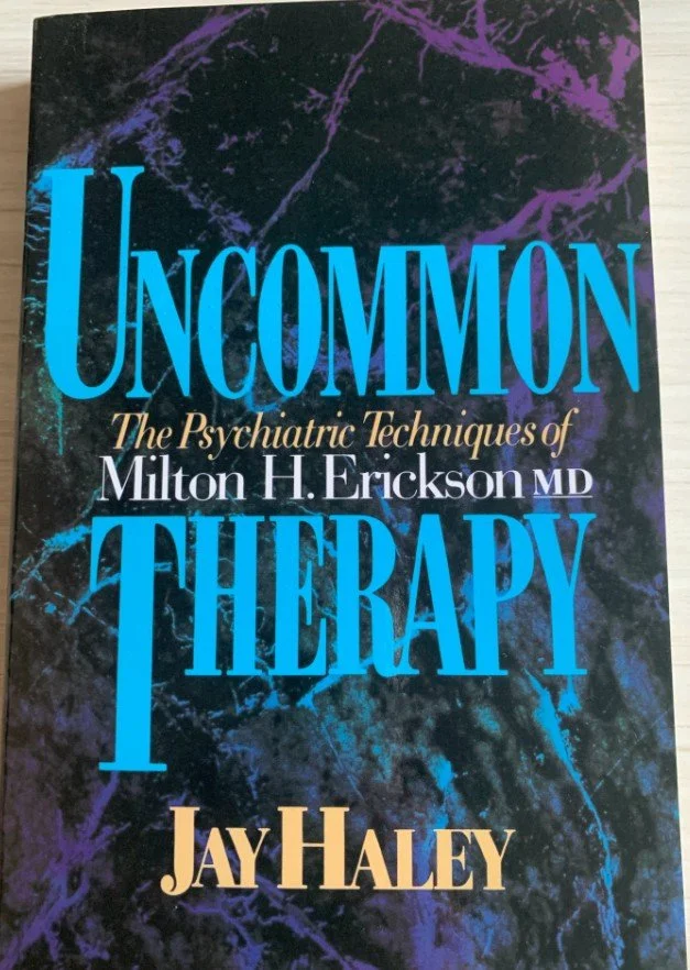 Uncommon Therapy: The Psychiatric Techniques of Milton H. Erickson, M.D.中文版：《不尋常的治療》