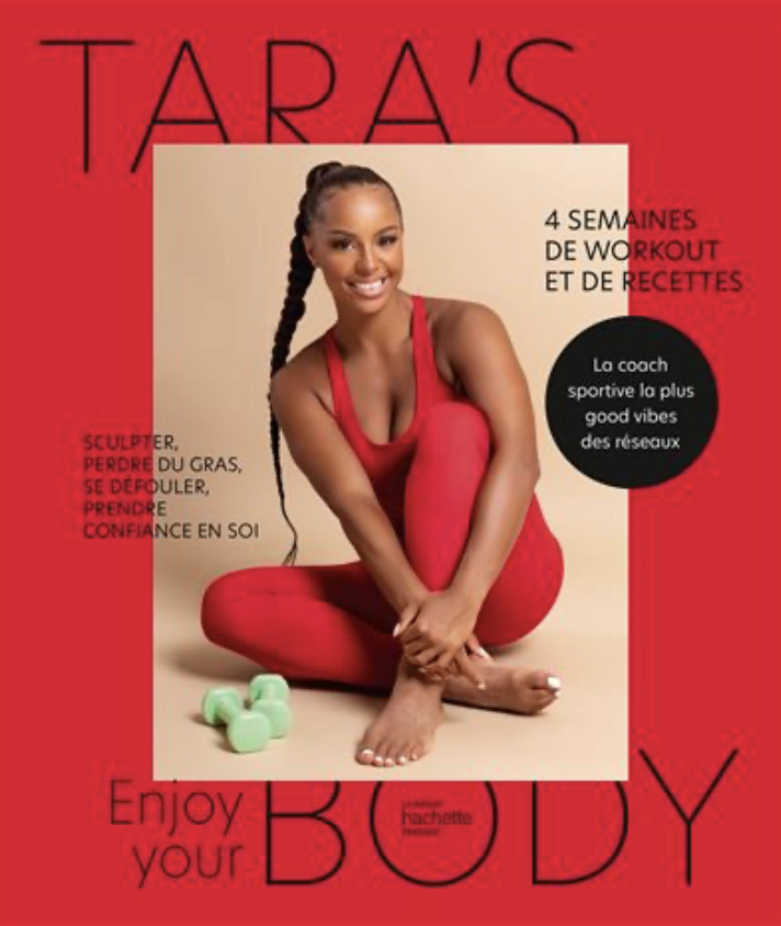 Couverture d'un livre de fitness avec une femme souriante en tenue de sport rouge, assise sur le sol, entourée de petits haltères verts, sur fond rouge avec du texte en français.