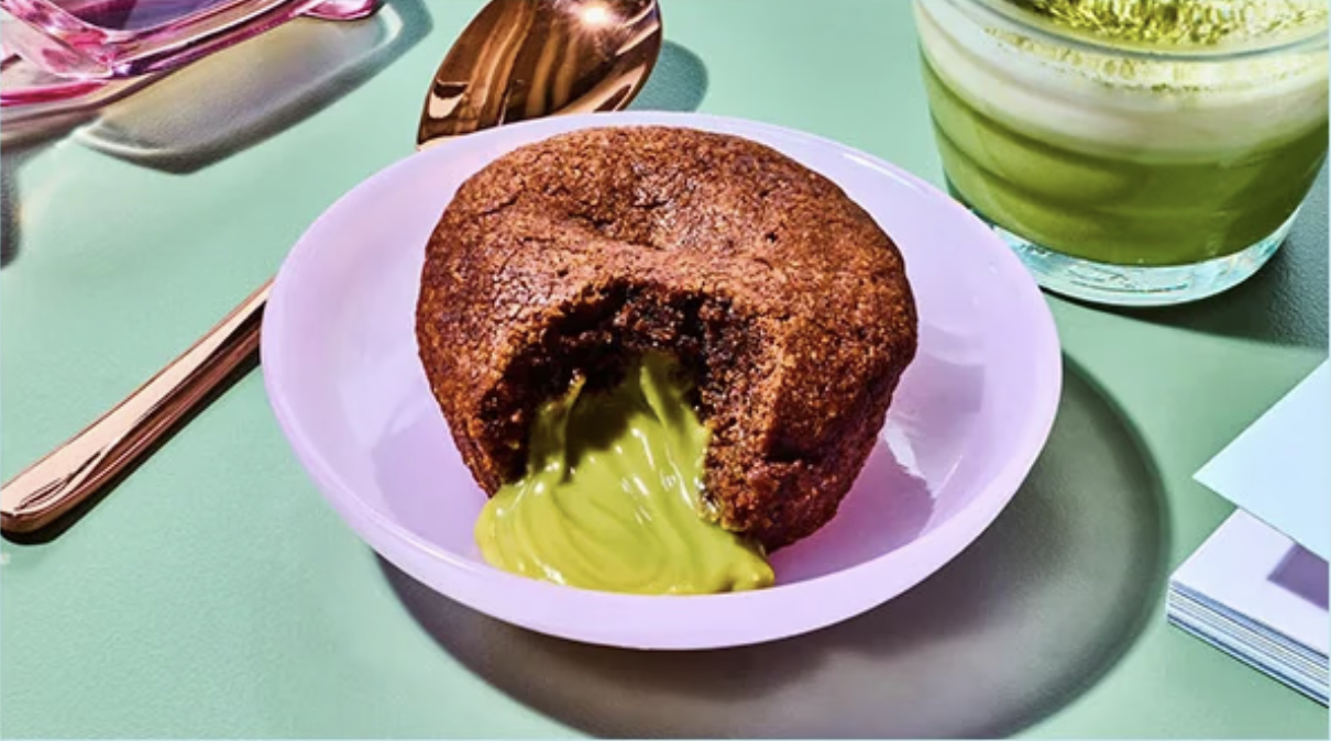 Un gâteau à l'intérieur verdoyant fondant sur une assiette rose