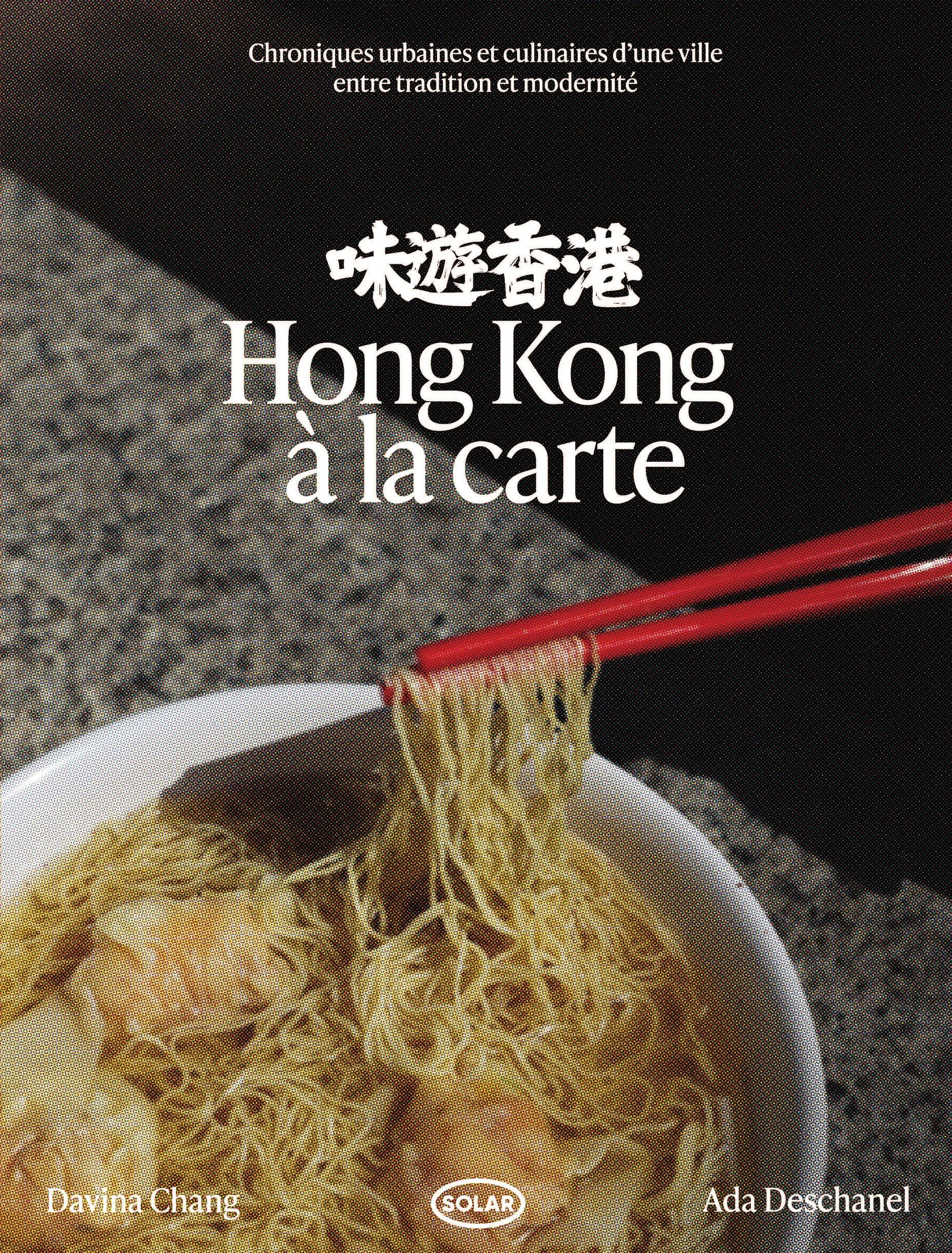 Couverture d'un livre en français intitulé 'Chroniques urbaines et culinaires d'une ville entre tradition et modernité', avec une image de ramen dans un bol, des baguettes rouges et des grains de sésame, en arrière-plan un motif géométrique noir et blanc.
