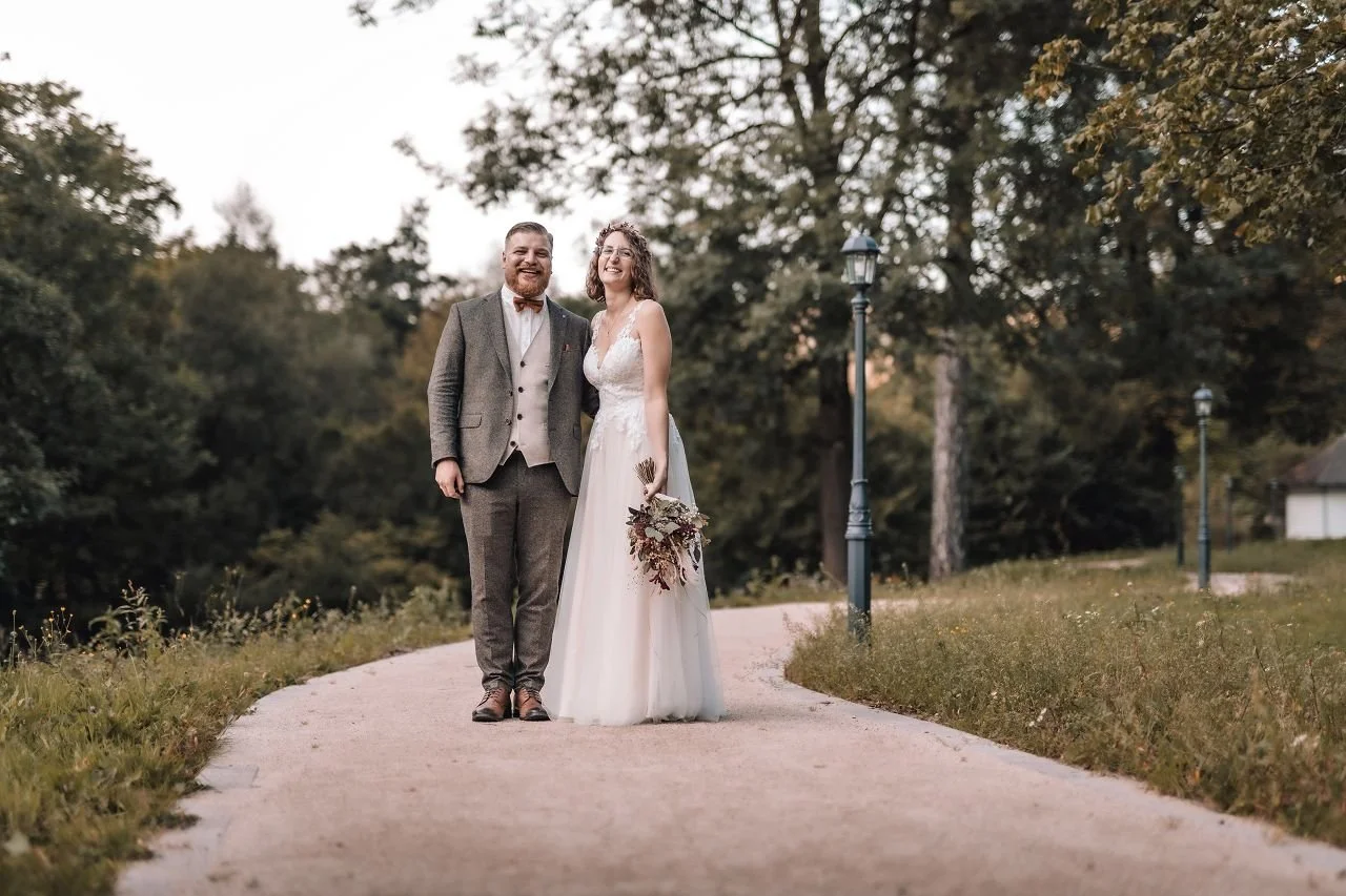 Brautpaar beim Paarshooting in Bad Liebenzell, fotografiert von Silas Kollmann Fotografie.