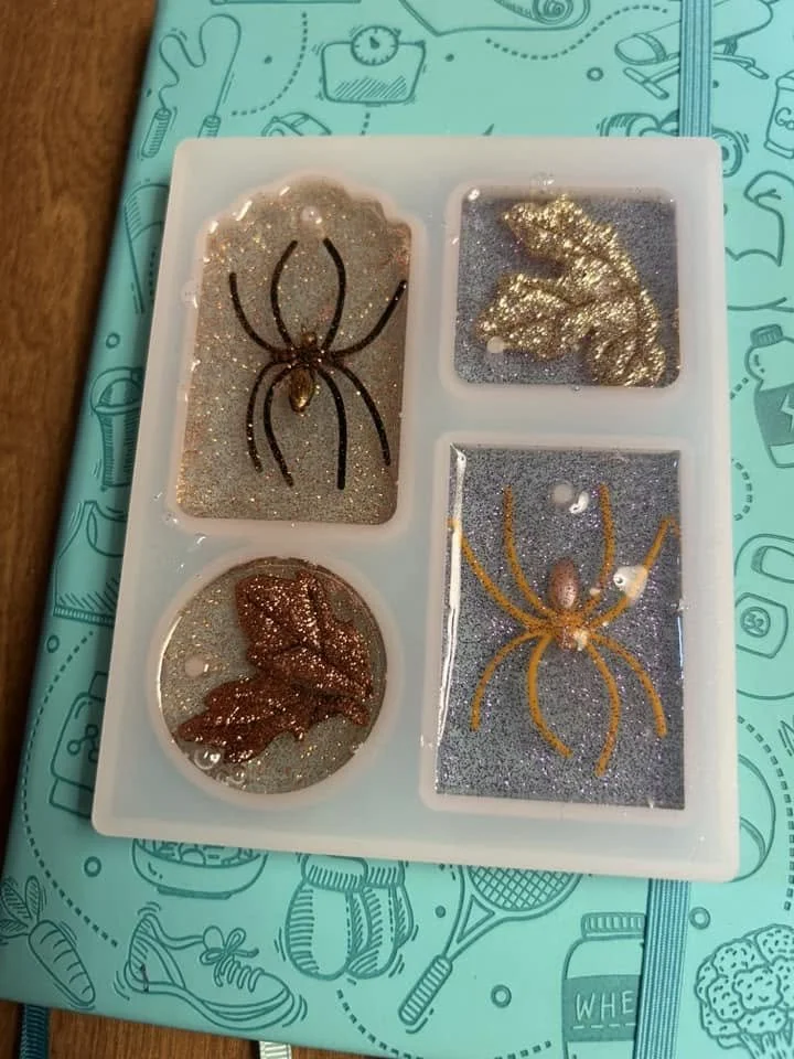 I can create this spider and leaf keychains again.