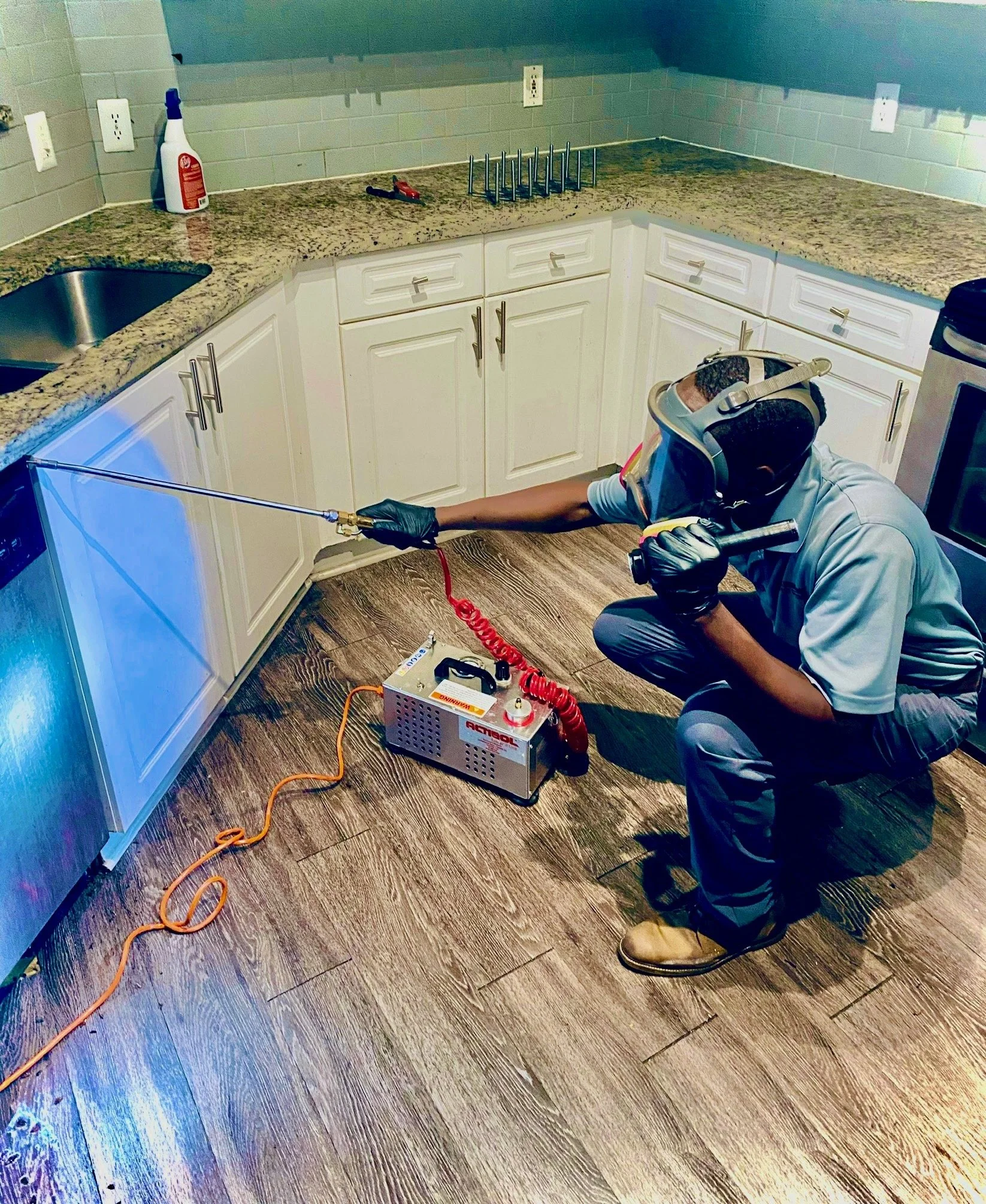 RESIDENTIAL & COMMERCIAL PEST MANAGEMENT