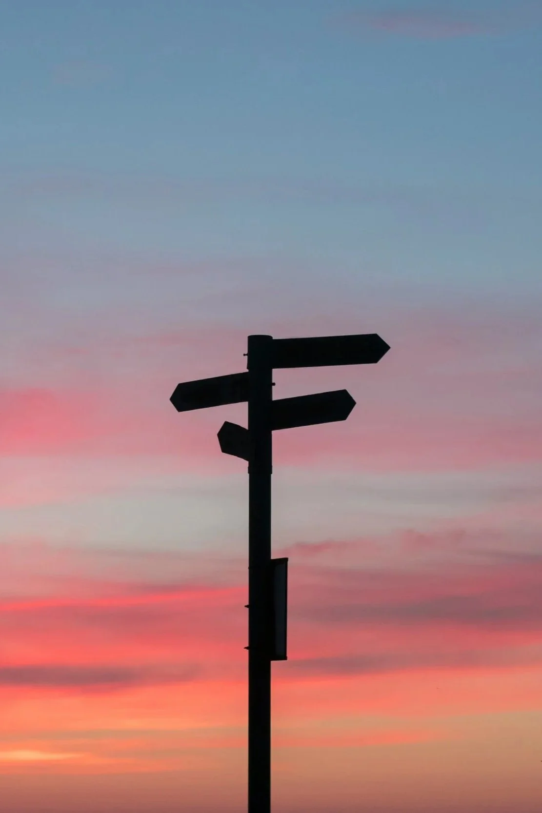 Wegweiser als Symbol für Orientierung und klare Entscheidungen.