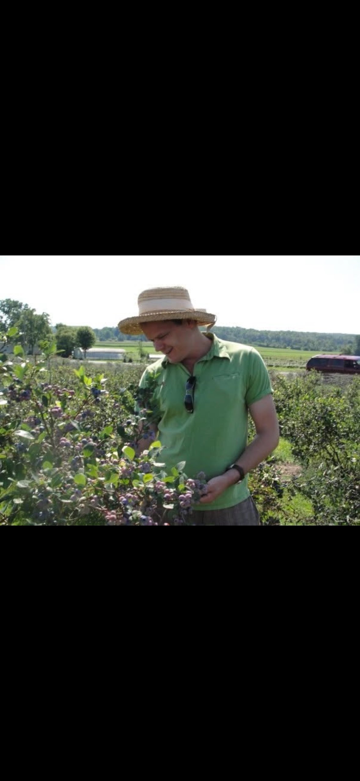 Bob_grapes_fingerlakes.jpg