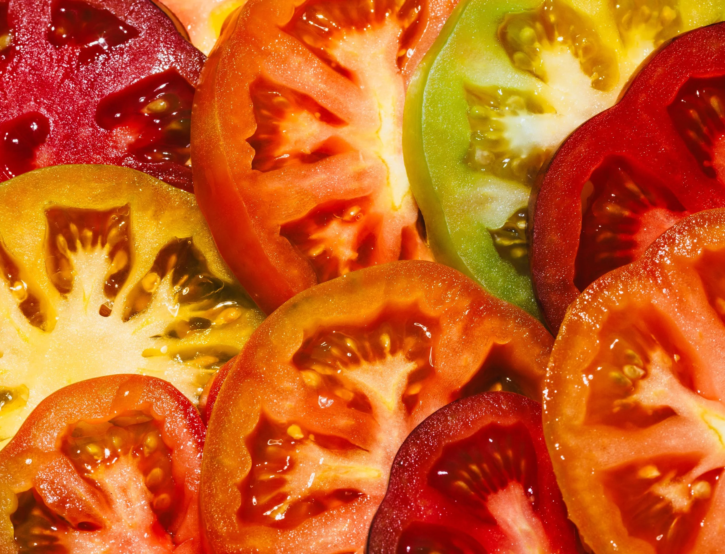 Commercial macro food photo of sliced heirloom tomatoes by Amy Carson.