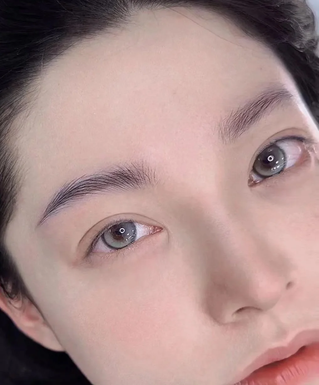 Customized eyebrow tattoo designed for natural-looking, symmetrical brows