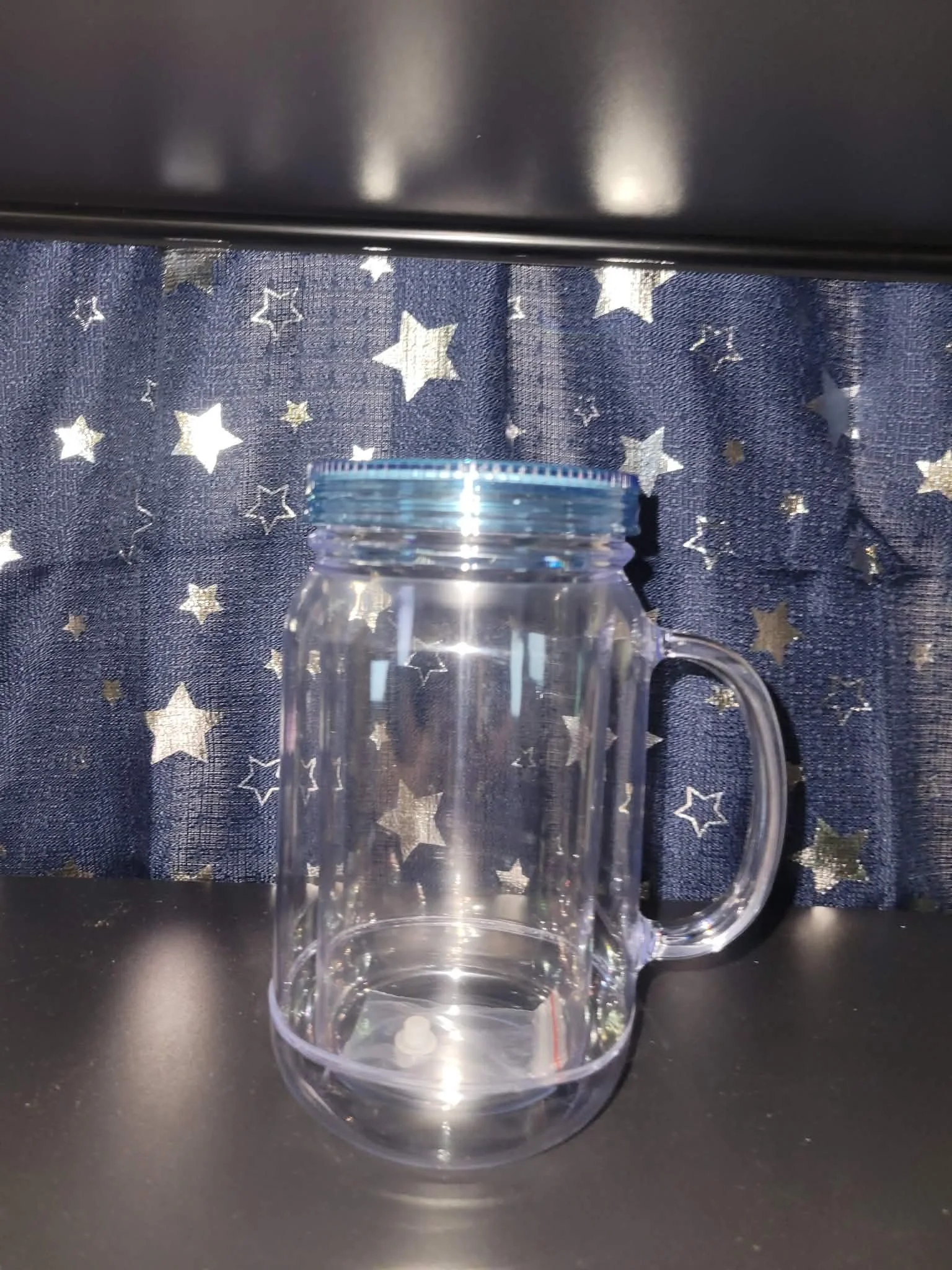 Customizable 22 oz with handle and screw on lids