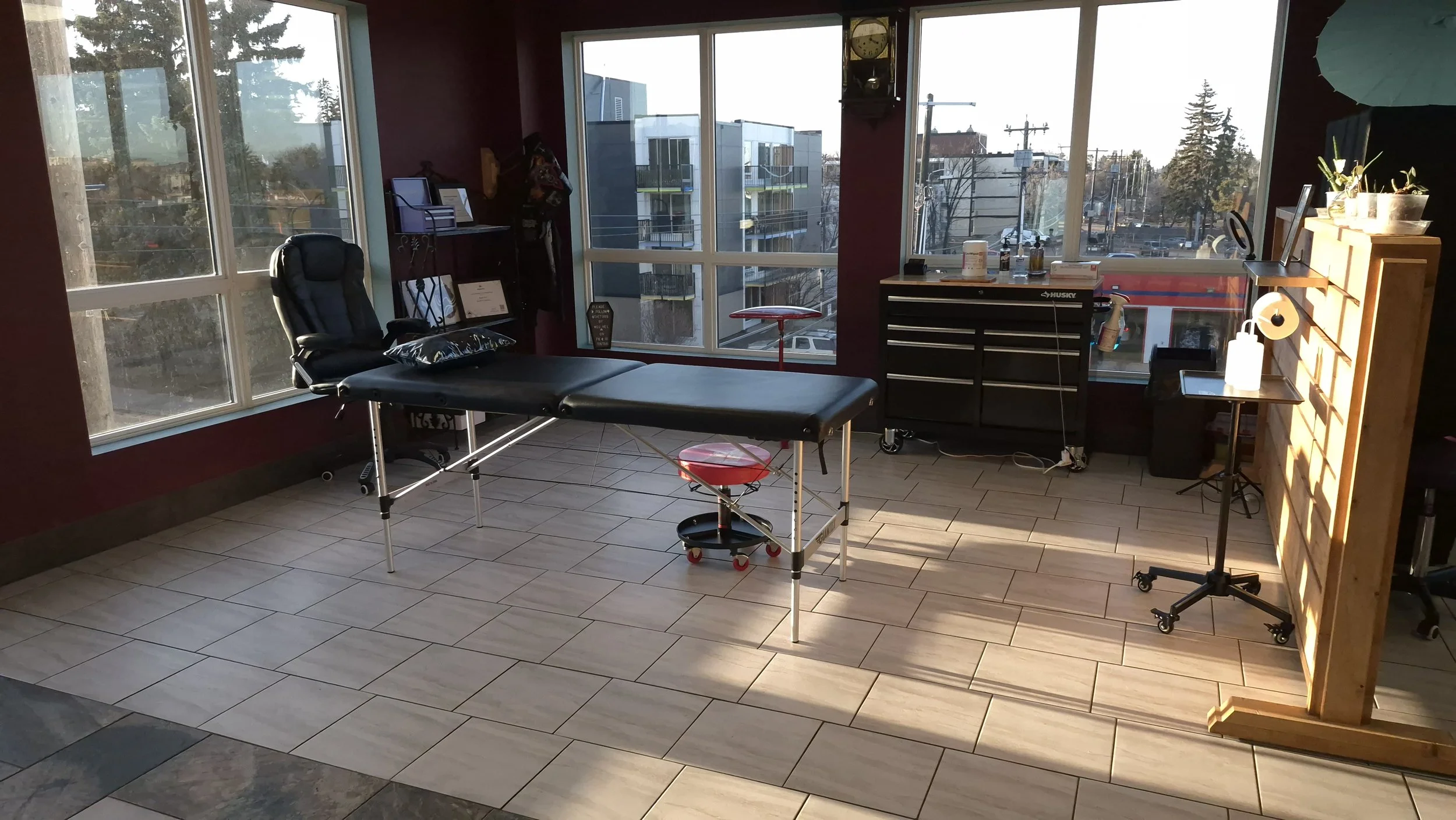 clean, tidy tattoo space