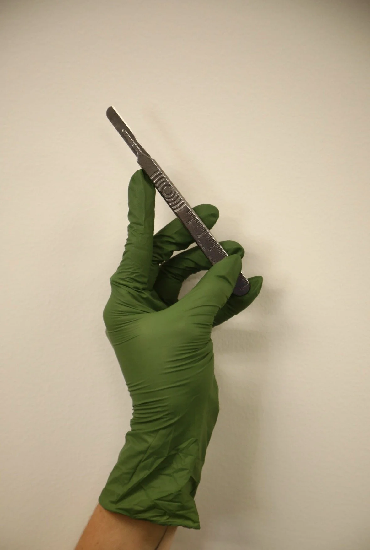 dermaplane blade and scalpel