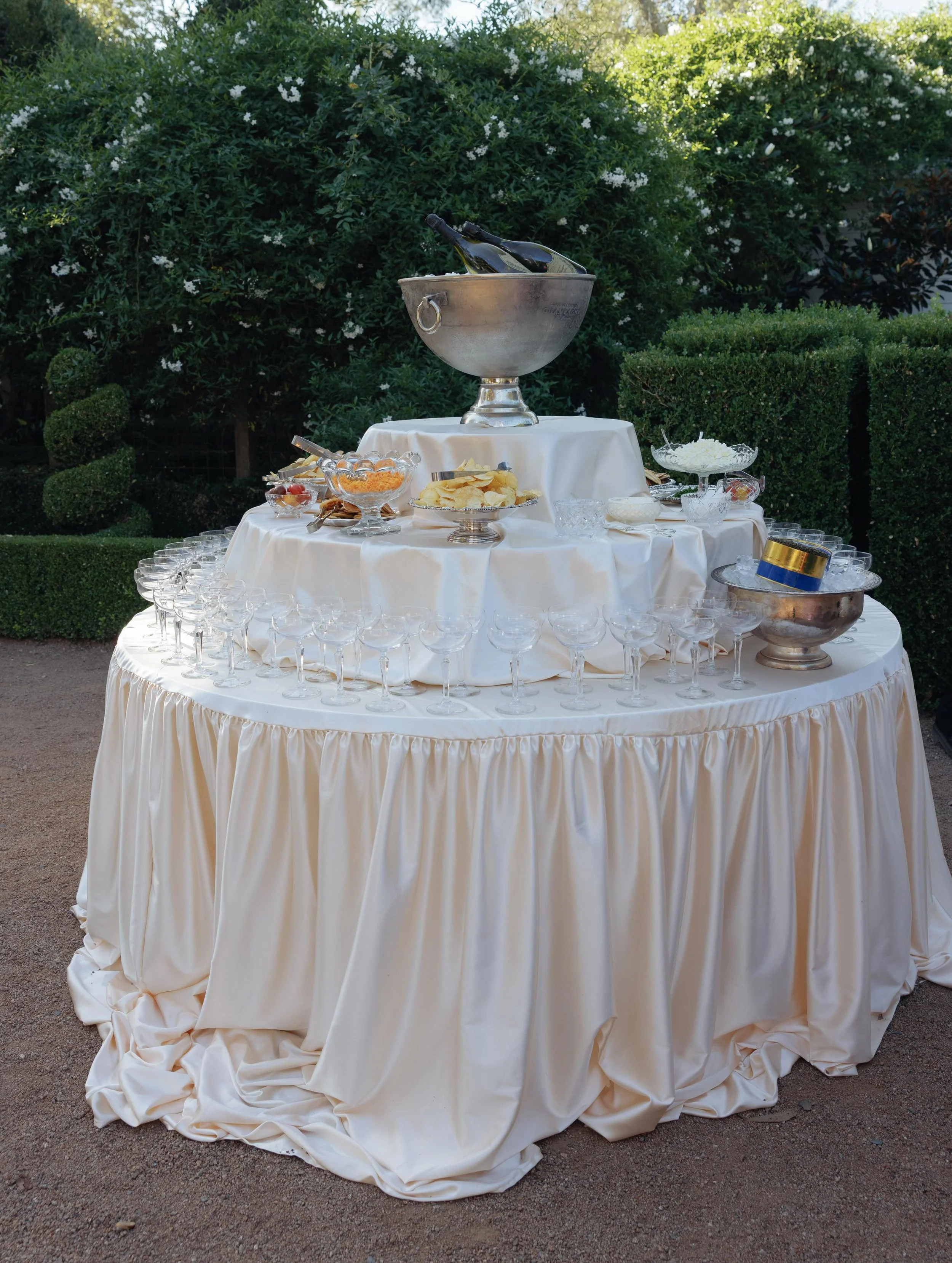The Estelle

Our most popular piece to date. This beauty is in a 1.8m cream satin. Custom design for this champagne and caviar station by @prettyinwhiteevents_ 

Also available in 1.2 ivory satin
