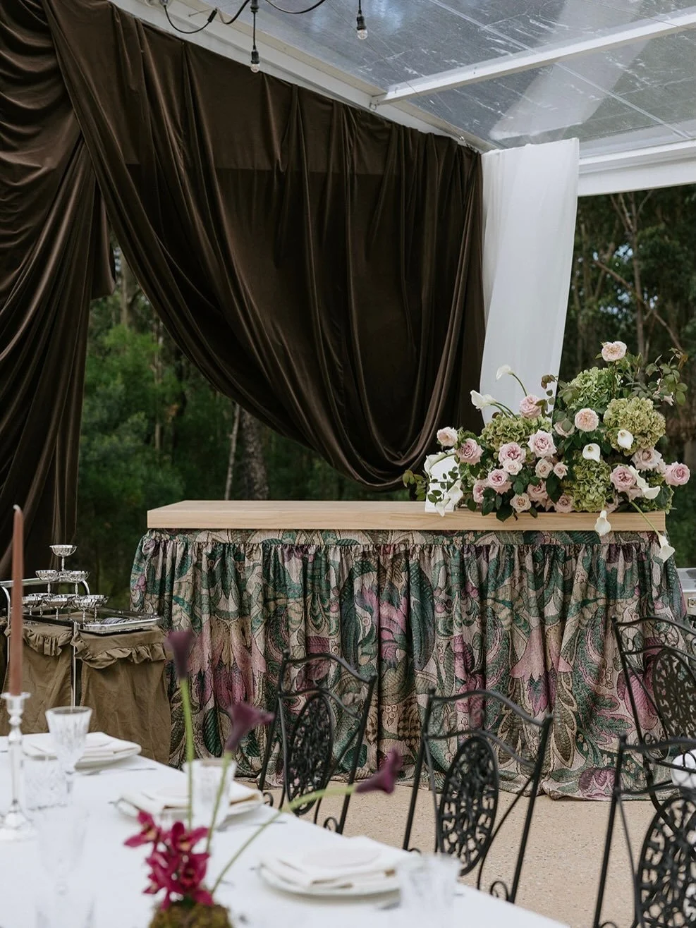Proof that even a bar deserves to be dressed!!! 

Customisation available. Interchangeable tops.

@madelineanne_creator 
@prettyinwhiteevents_ 
@thejacksonranch_ 
@maison.paper 

Wedding design. Event hire. Wedding hire