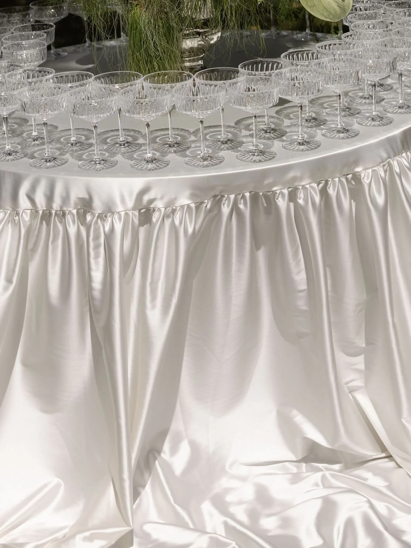 Estelle 🥂

Designed for a 1.2m round table, her ivory satin falls effortlessly, yet pools dramatically turning something simple into a statement 

@zacmrak
@prettyinwhiteevents_
