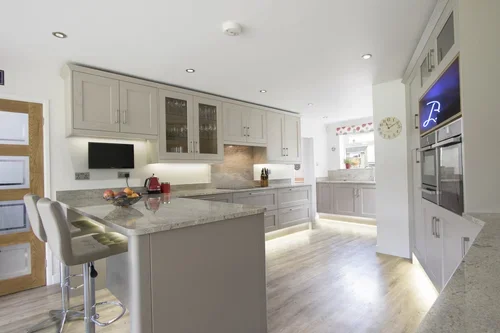Windsor+Painted+Oak+-+Cotswold+Stone+-+Main+Kitchen+4.webp