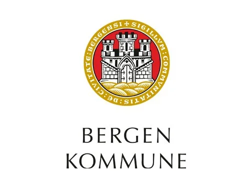 Bergen kommune offisielt emblem med en sort og hvit festning på rød bakgrunn, omringet av en gullfarget ring med teksten: 'BURGERSGI SIGLUM KOMMUNE'.