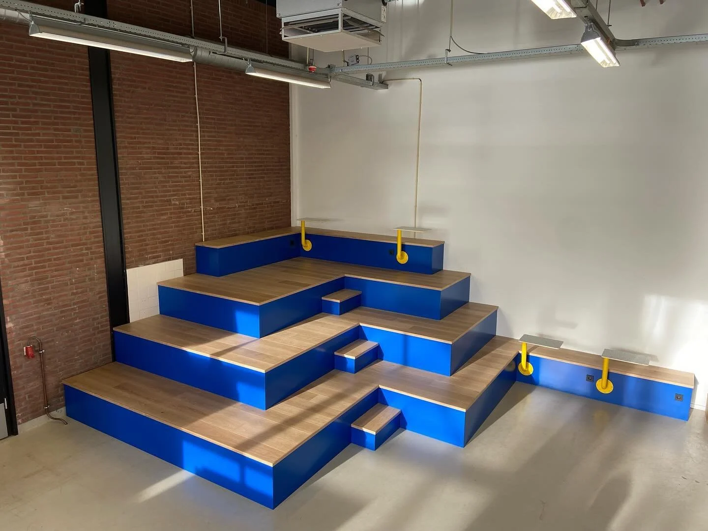 Voor @gemeenteamsterdam mochten we deze tribune met laptoptafeltjes ontwerpen en bouwen. Met @rik_lebouwski