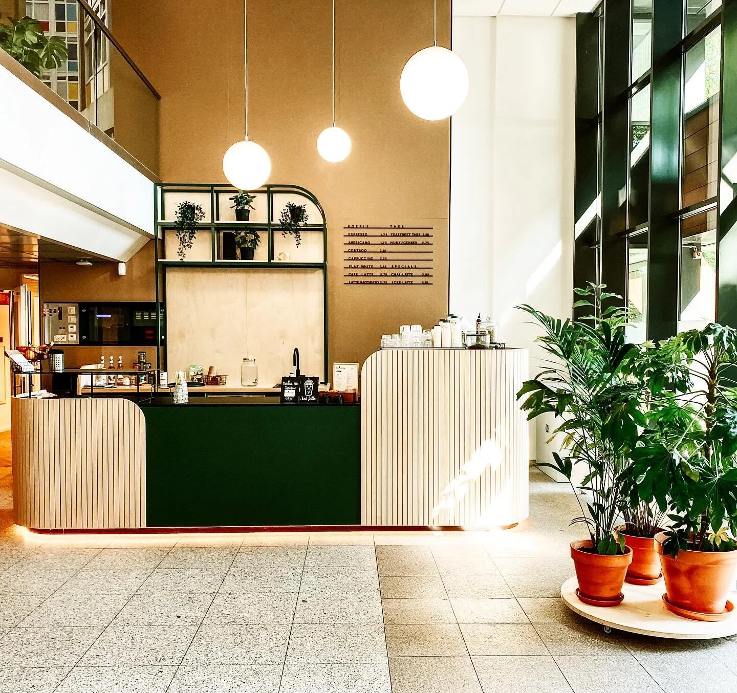 Voor @dehuismeesters mochten we deze bar ontwerpen en bouwen op een van hun nieuwe locaties in Amstelveen. Ook de rest van de lobby kreeg een upgrade door de pilaren te wrappen en een zithoek met maatwerktafel te plaatsen. Samen met @rik_lebouwski Fo