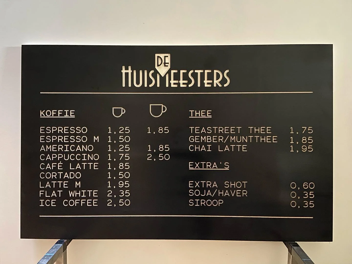 Prijsbord voor @dehuismeesters van zwart betonplex. Gemaakt op onze CNC freesmachine.