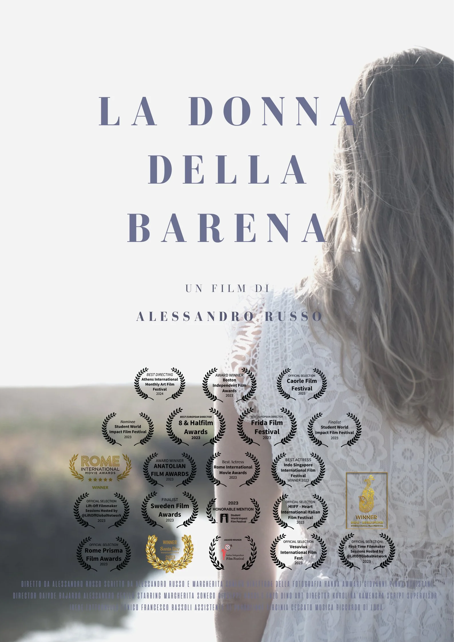 Locandina del film 'La Donna Della Barena' con vari premi e riconoscimenti, una donna con capelli lunghi e vestito bianco che si staglia sullo sfondo, con grandi riconoscimenti e premi cinematografici.