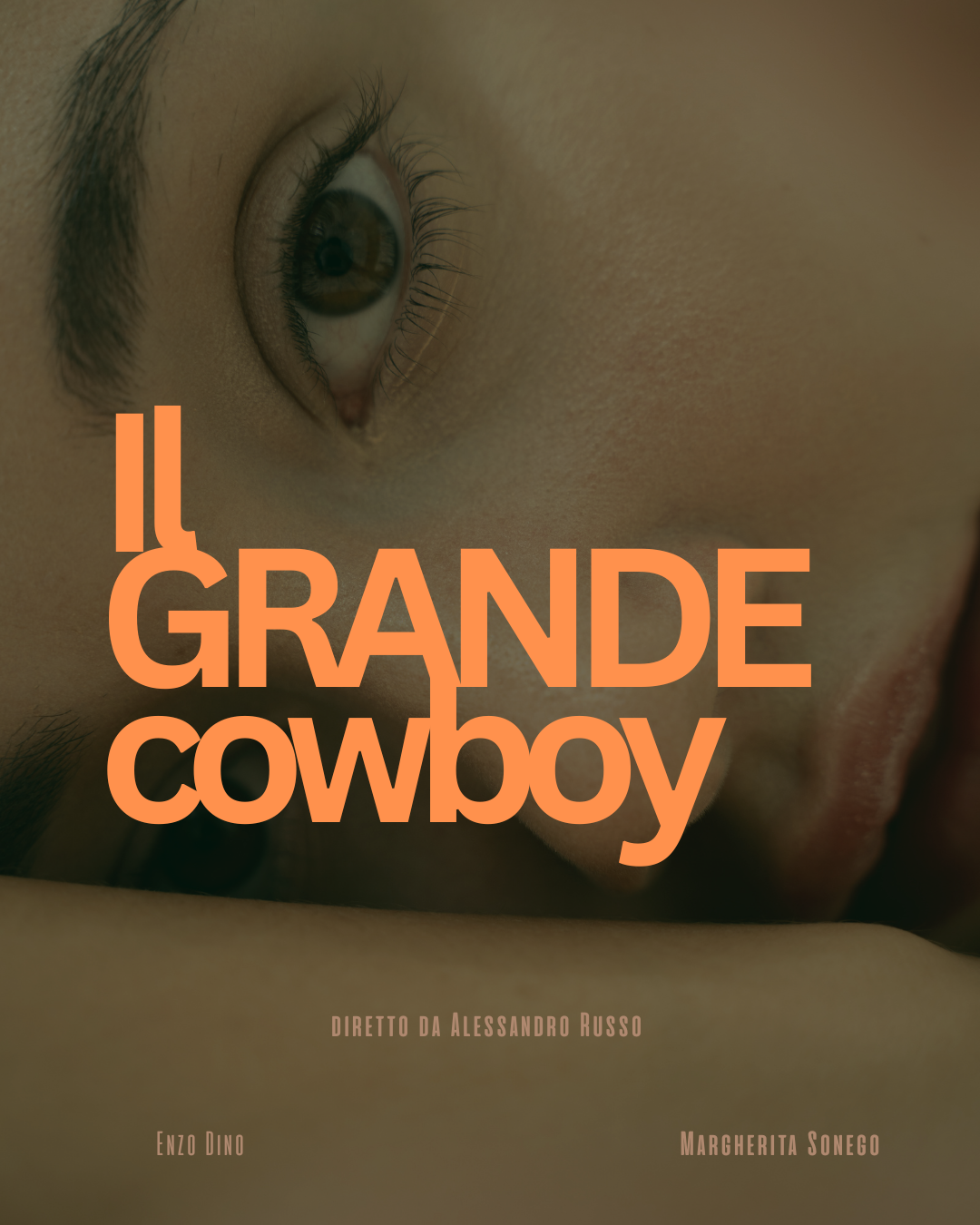Poster di un film intitolato "Il Grande Cowboy" con un primo piano di un volto umano, concentrandosi su un occhio.