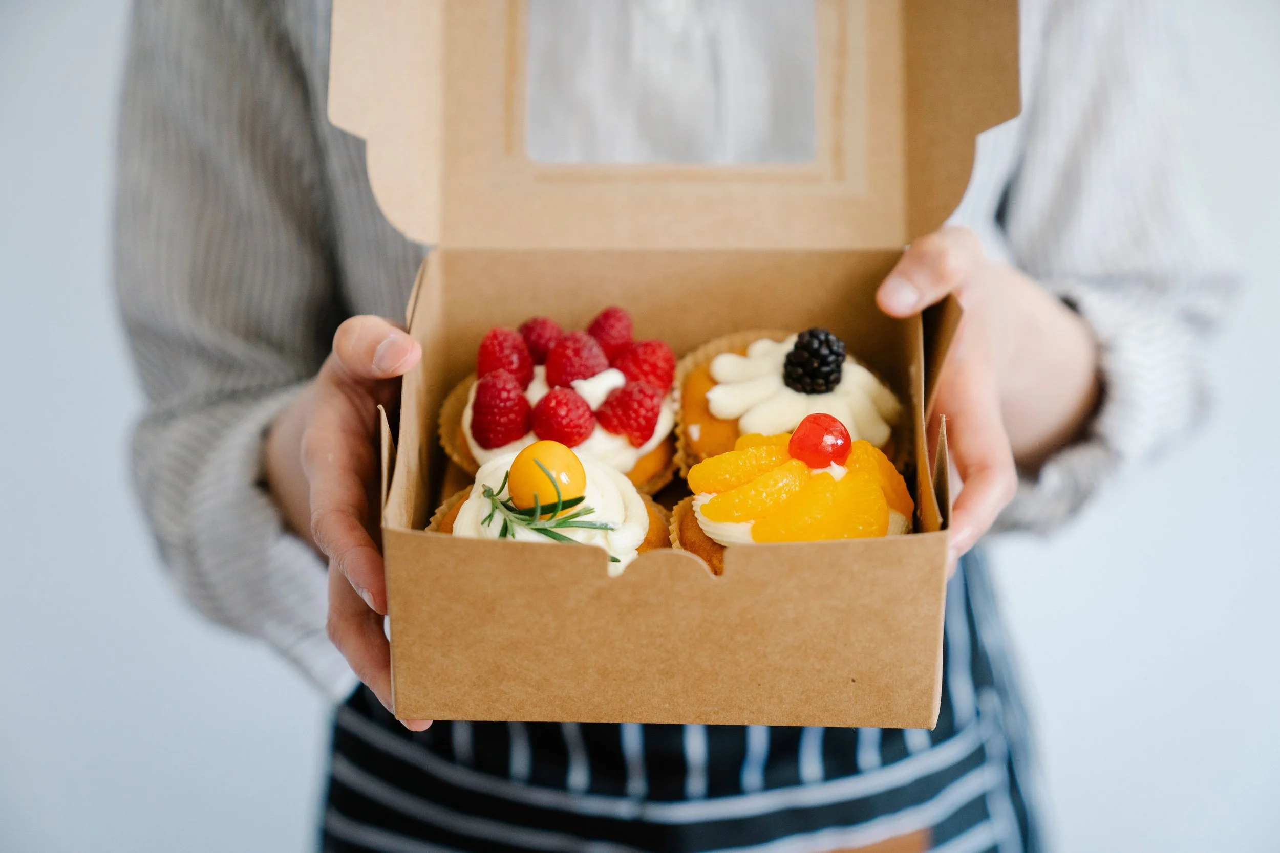 Kemasan box untuk kue yang cukup untuk berisikan 4 kue