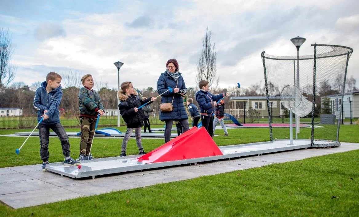 met_zijn_allen_midgetgolfen.jpeg