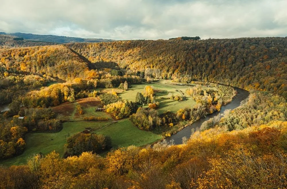 Que vous soyez amateur de randonnée, de VTT, de promenades en famille ou simplement à la recherche d’un endroit où ralentir le rythme, la vallée de la Semois réserve de belles découvertes tout au long de l’année.