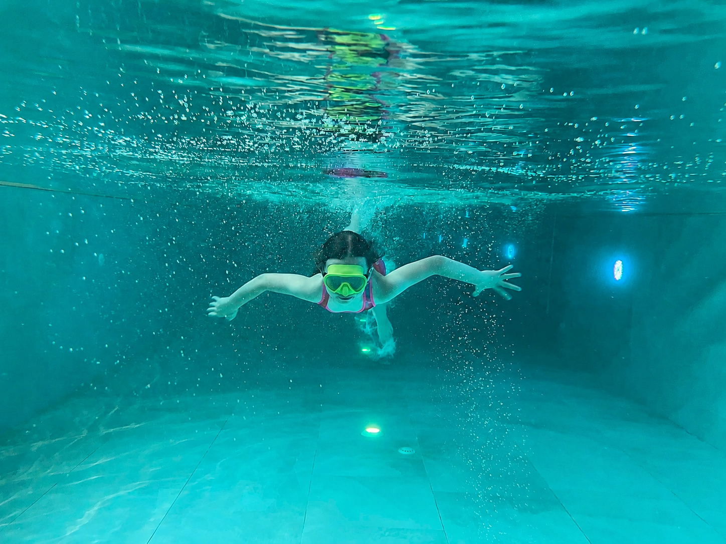 La piscine intérieure de la Villa Hérisson est chauffée à environ 28 °C et accessible toute l’année, quelle que soit la météo.
